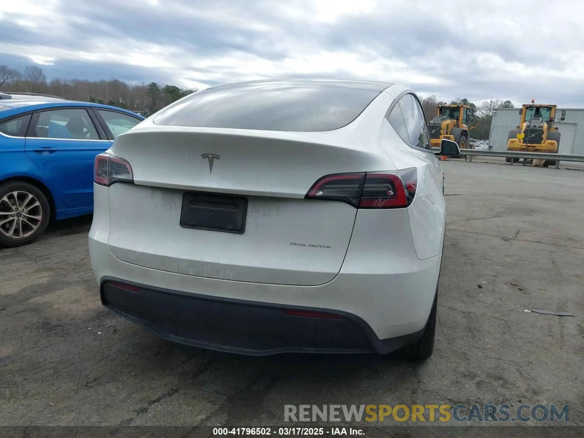 17 Photograph of a damaged car 7SAYGDEE4PF621640 TESLA MODEL Y 2023