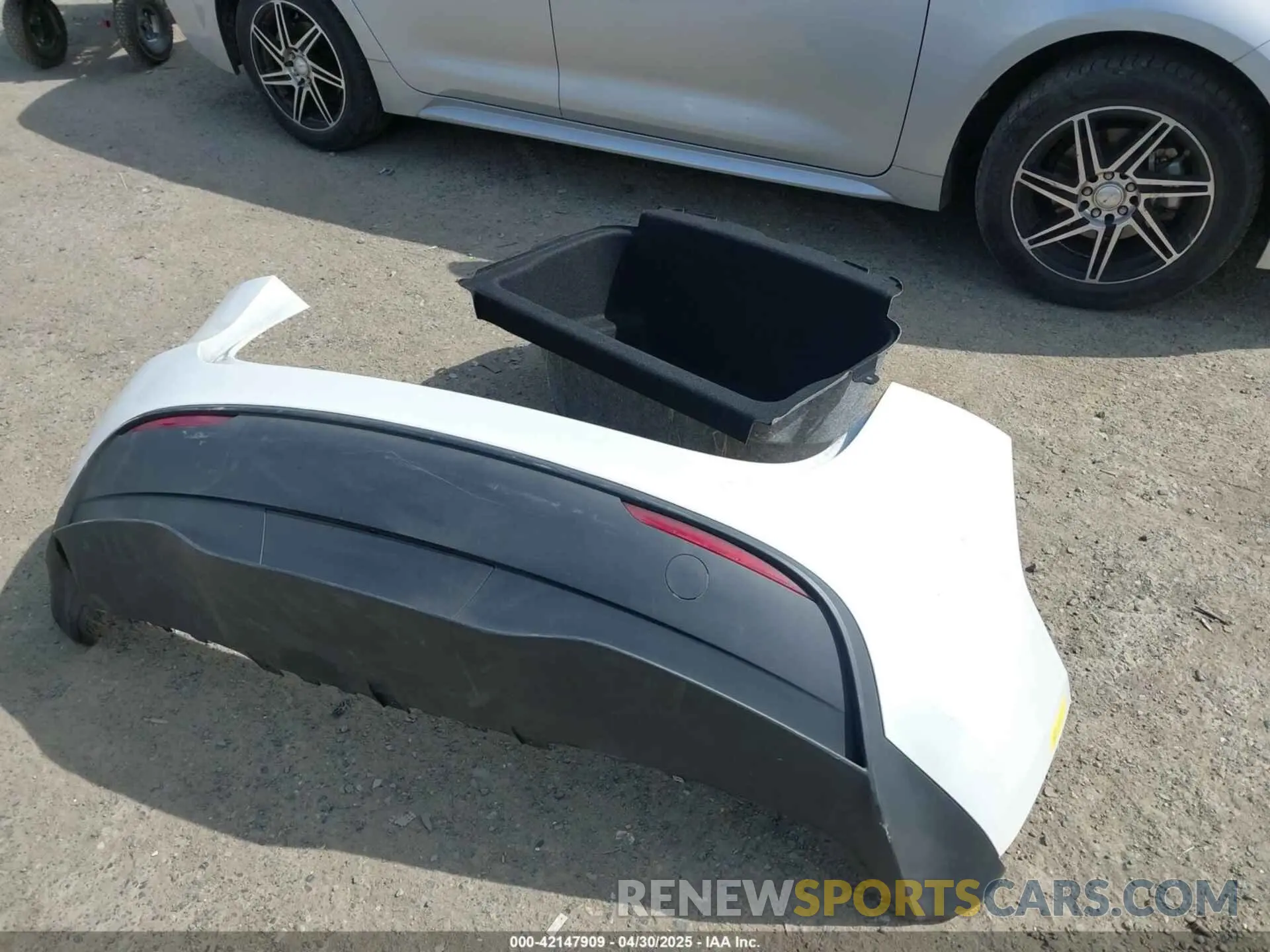 12 Photograph of a damaged car 7SAYGDEE4PF676167 TESLA MODEL Y 2023