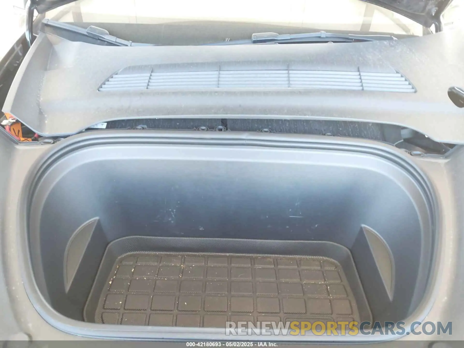 10 Photograph of a damaged car 7SAYGDEE4PF694216 TESLA MODEL Y 2023