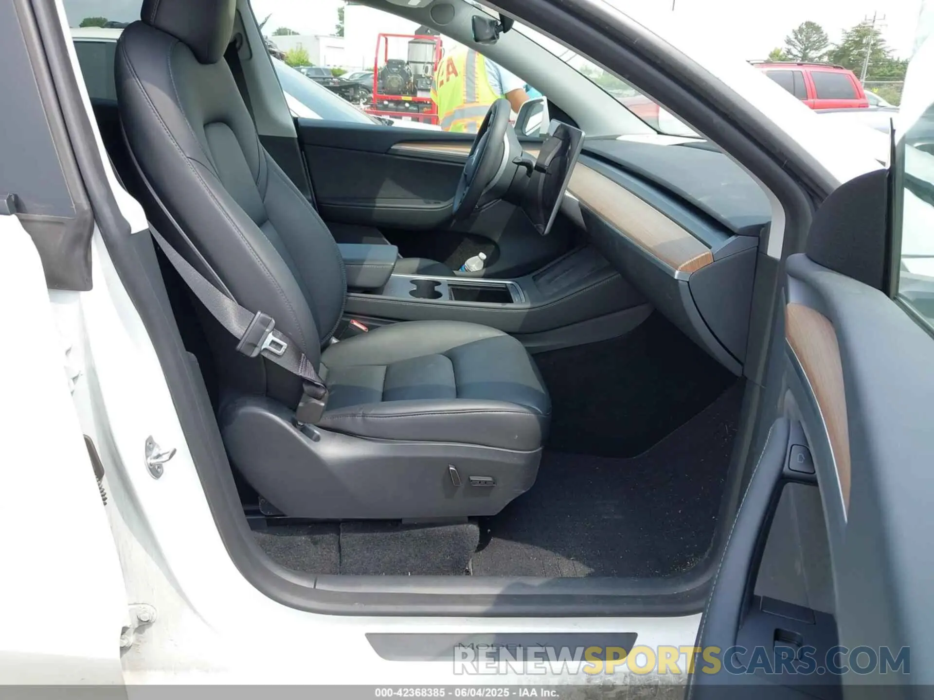 5 Photograph of a damaged car 7SAYGDEE5PA114310 TESLA MODEL Y 2023