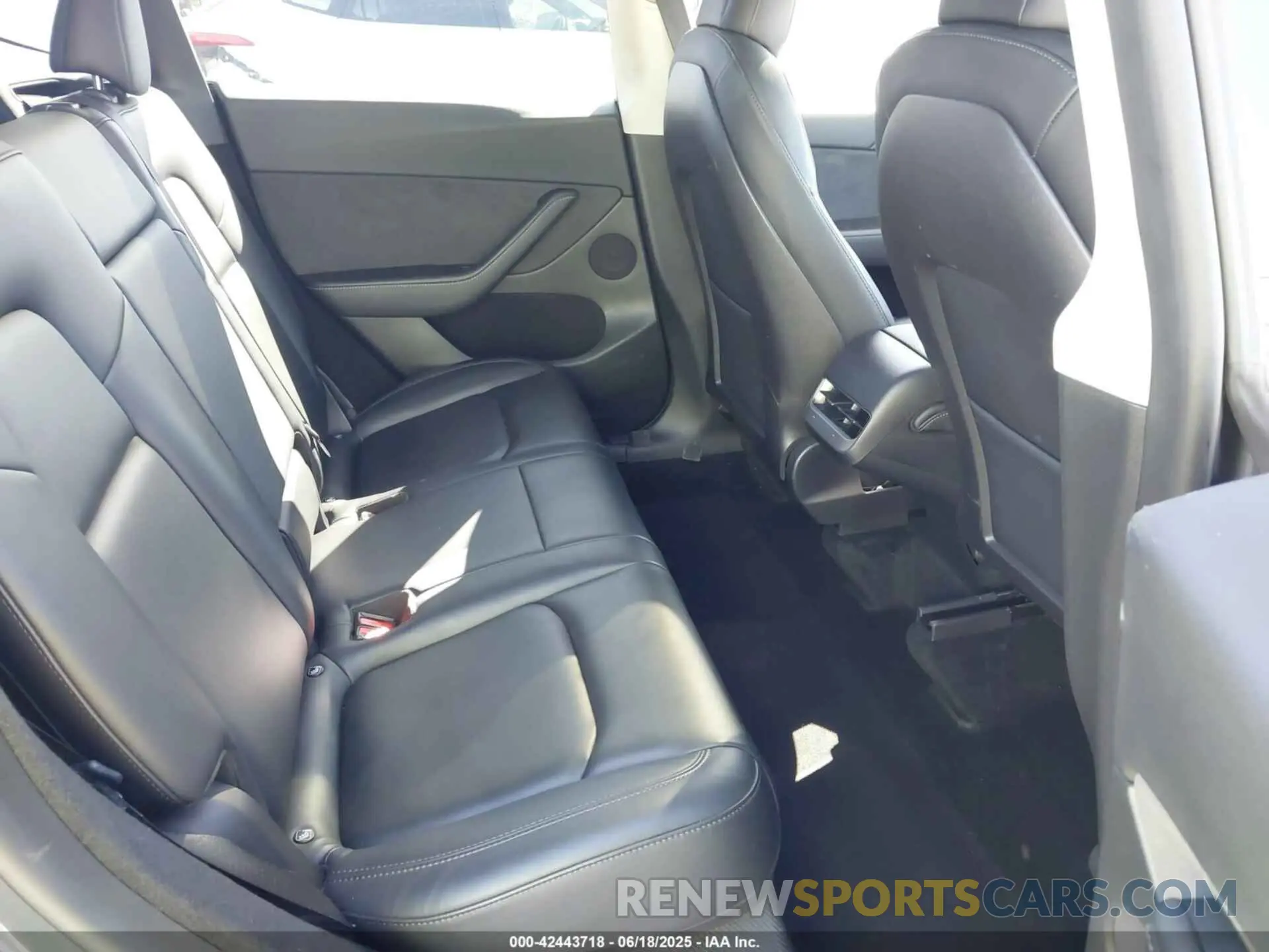 8 Photograph of a damaged car 7SAYGDEE5PF588017 TESLA MODEL Y 2023