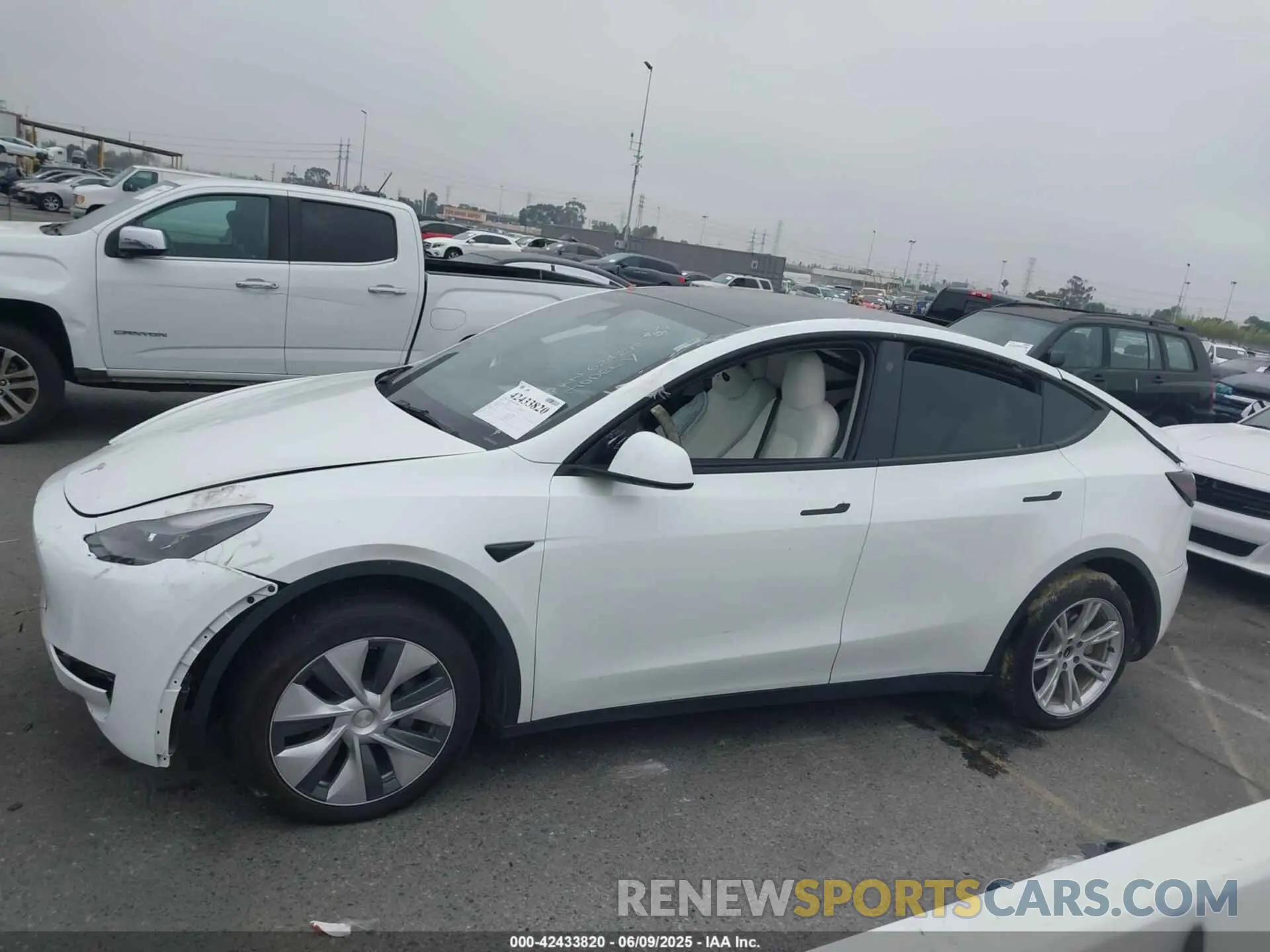 13 Photograph of a damaged car 7SAYGDEE5PF624272 TESLA MODEL Y 2023