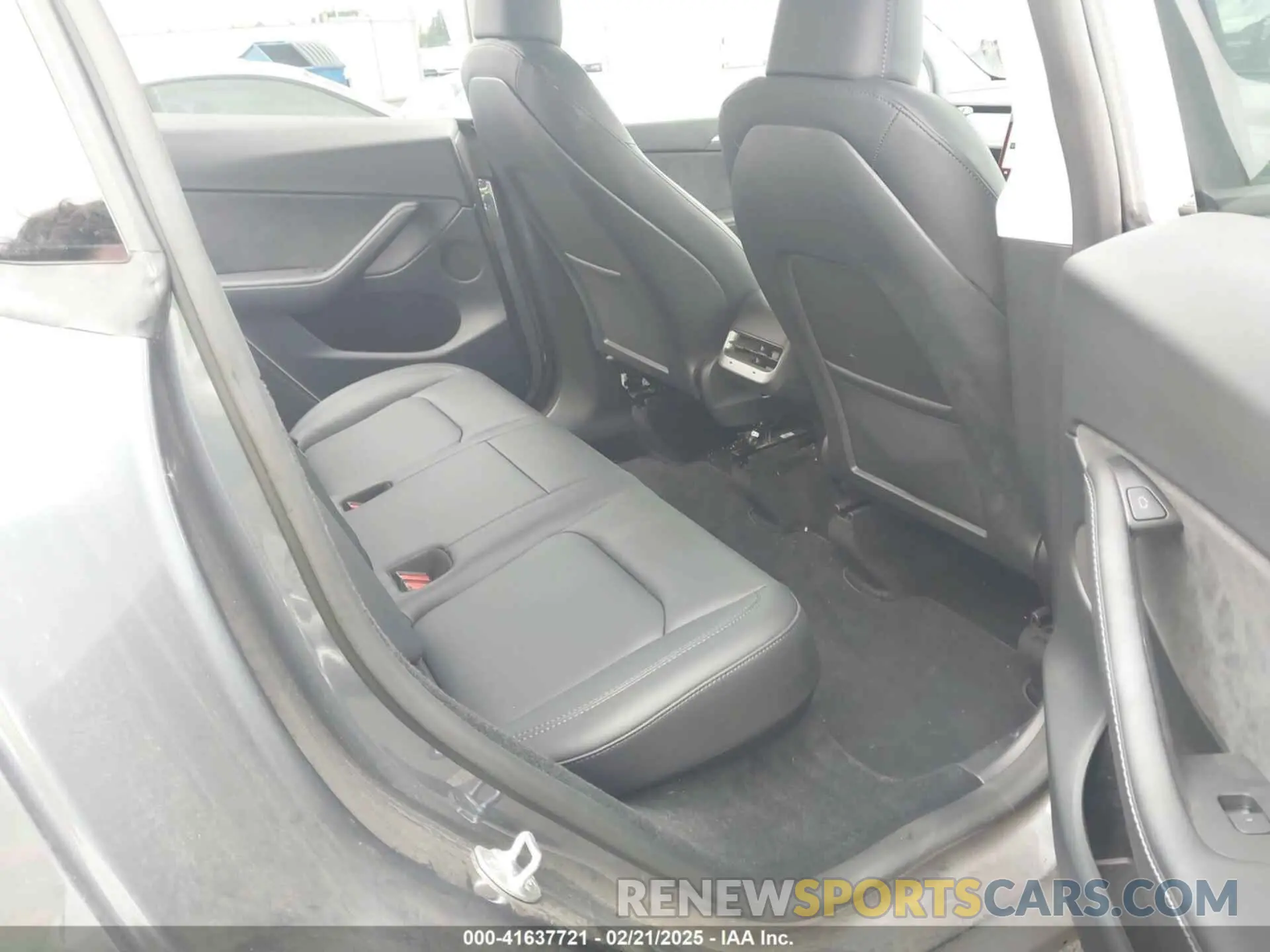 8 Photograph of a damaged car 7SAYGDEE5PF685301 TESLA MODEL Y 2023