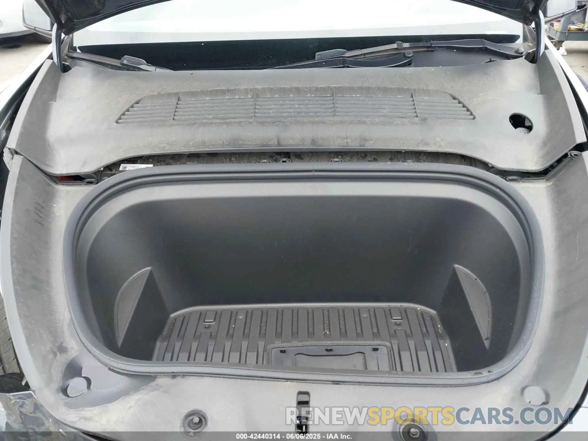 10 Photograph of a damaged car 7SAYGDEE5PF916715 TESLA MODEL Y 2023