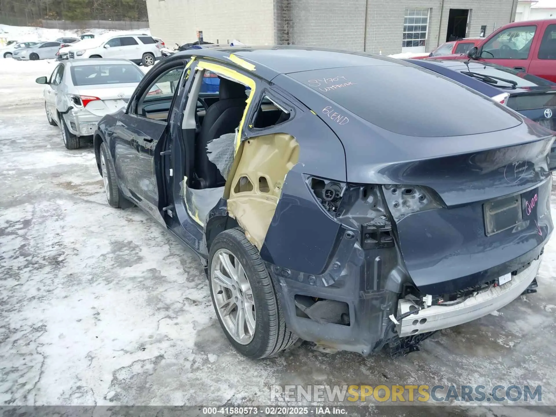 3 Photograph of a damaged car 7SAYGDEE7PF602709 TESLA MODEL Y 2023