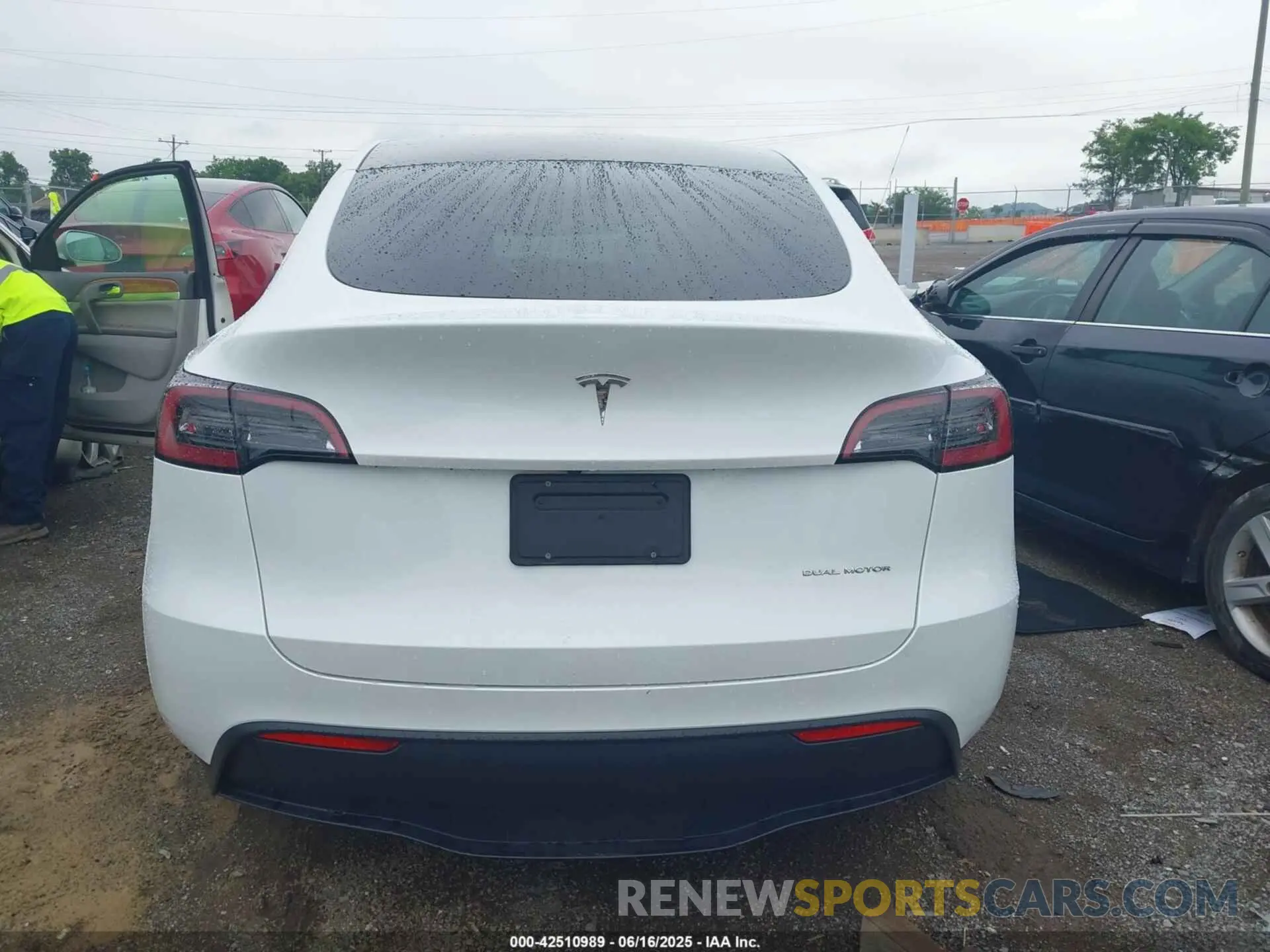 15 Photograph of a damaged car 7SAYGDEE7PF754571 TESLA MODEL Y 2023