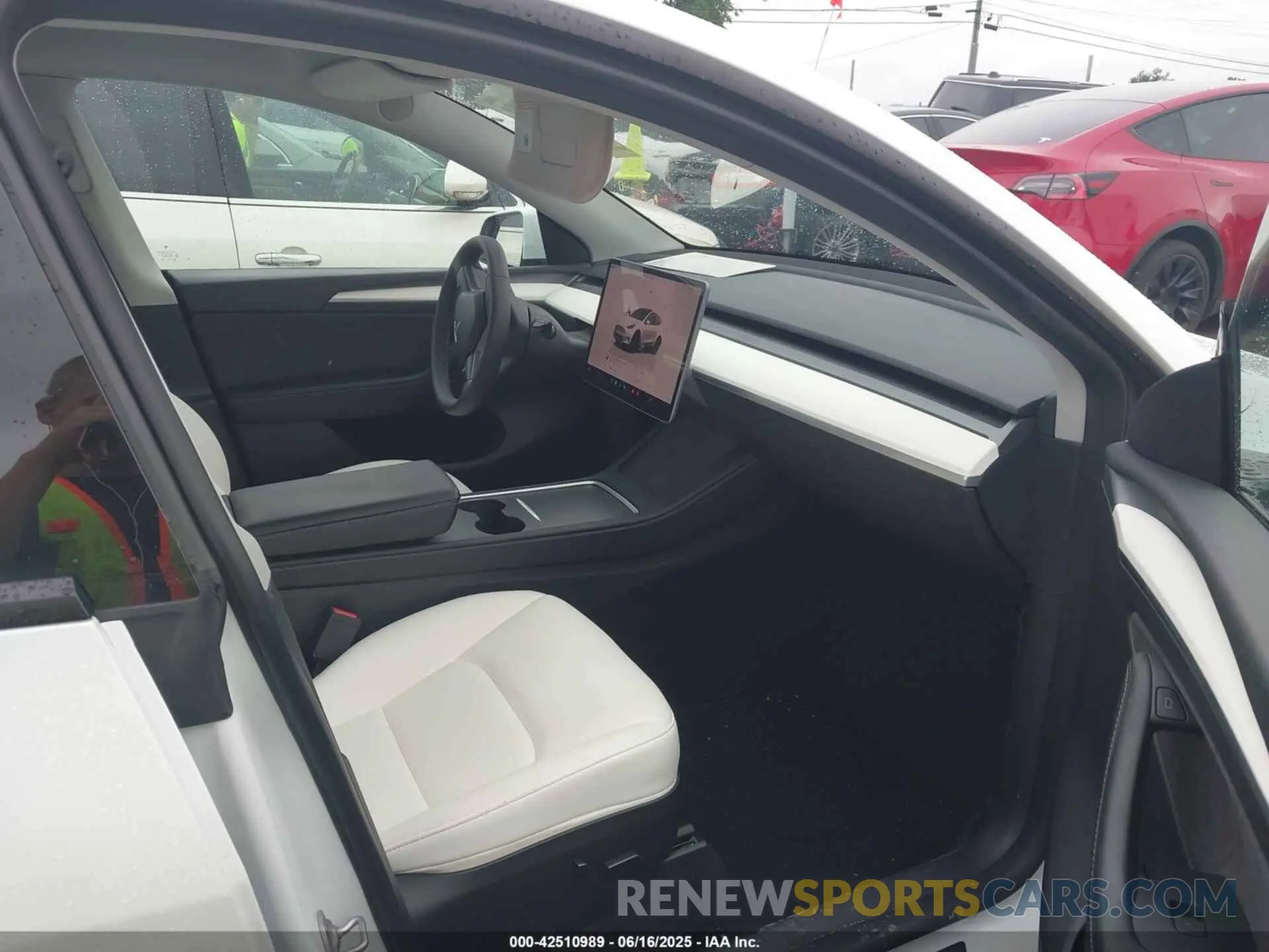 5 Photograph of a damaged car 7SAYGDEE7PF754571 TESLA MODEL Y 2023
