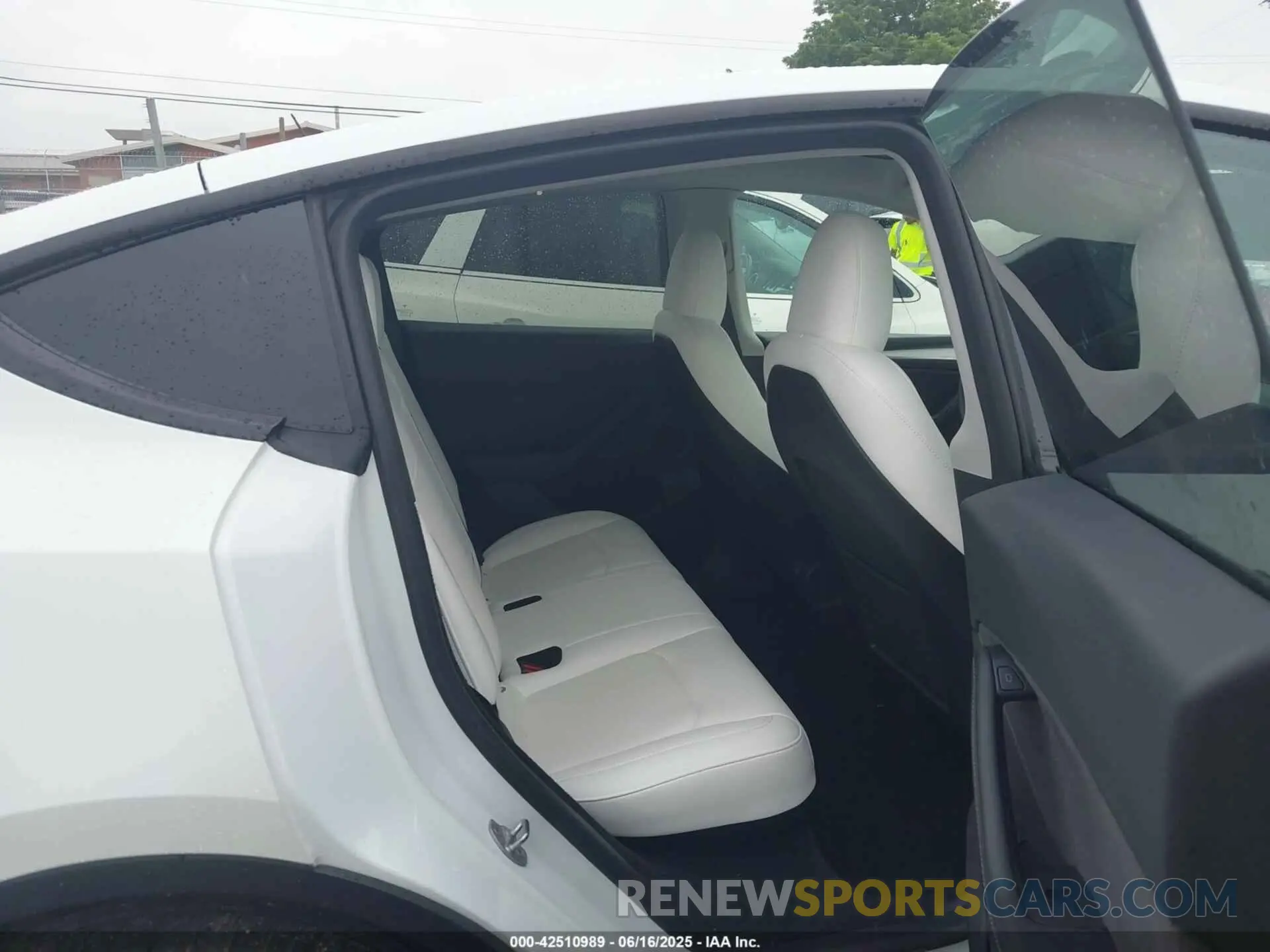 8 Photograph of a damaged car 7SAYGDEE7PF754571 TESLA MODEL Y 2023