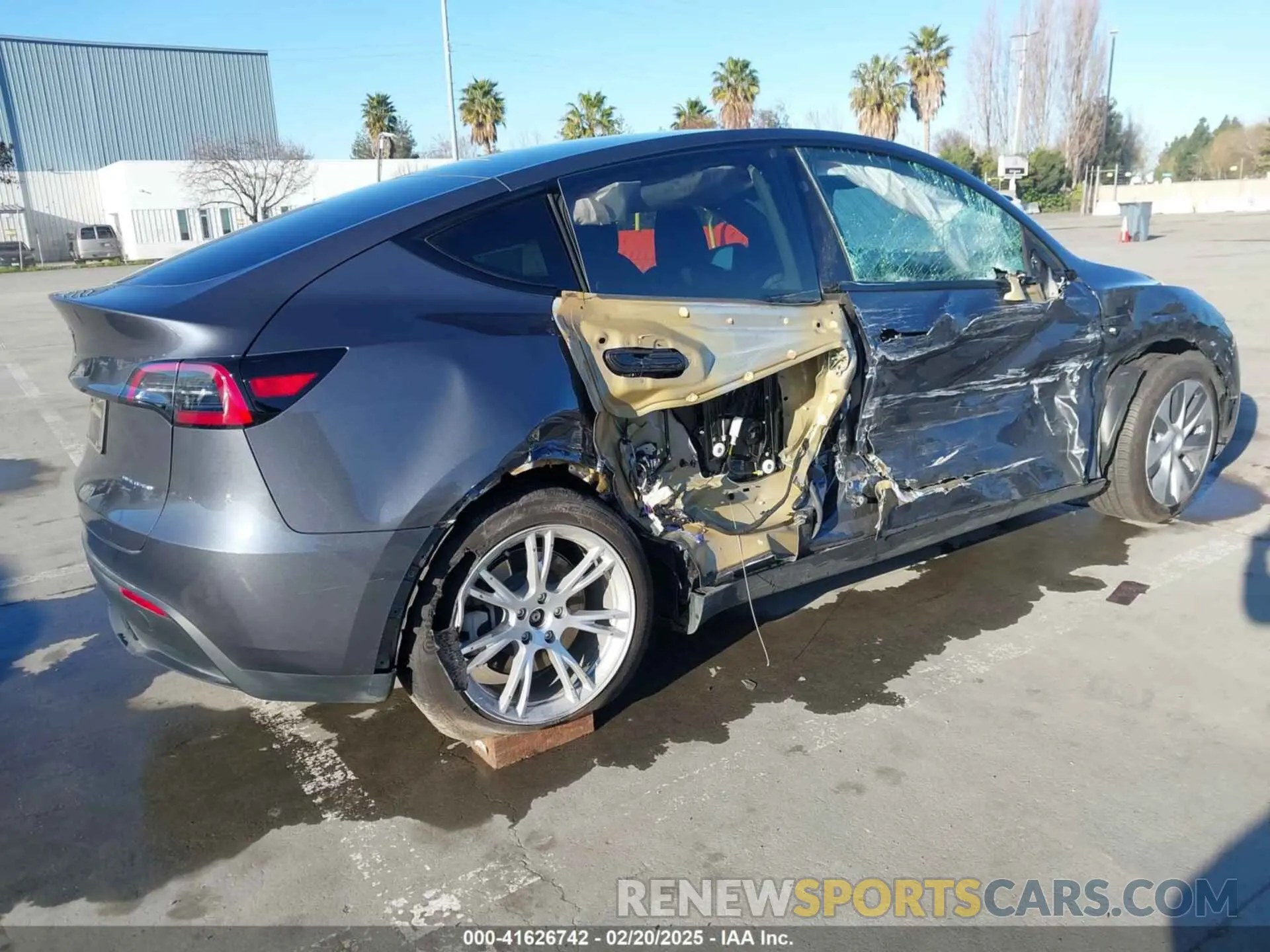 4 Photograph of a damaged car 7SAYGDEE7PF980156 TESLA MODEL Y 2023