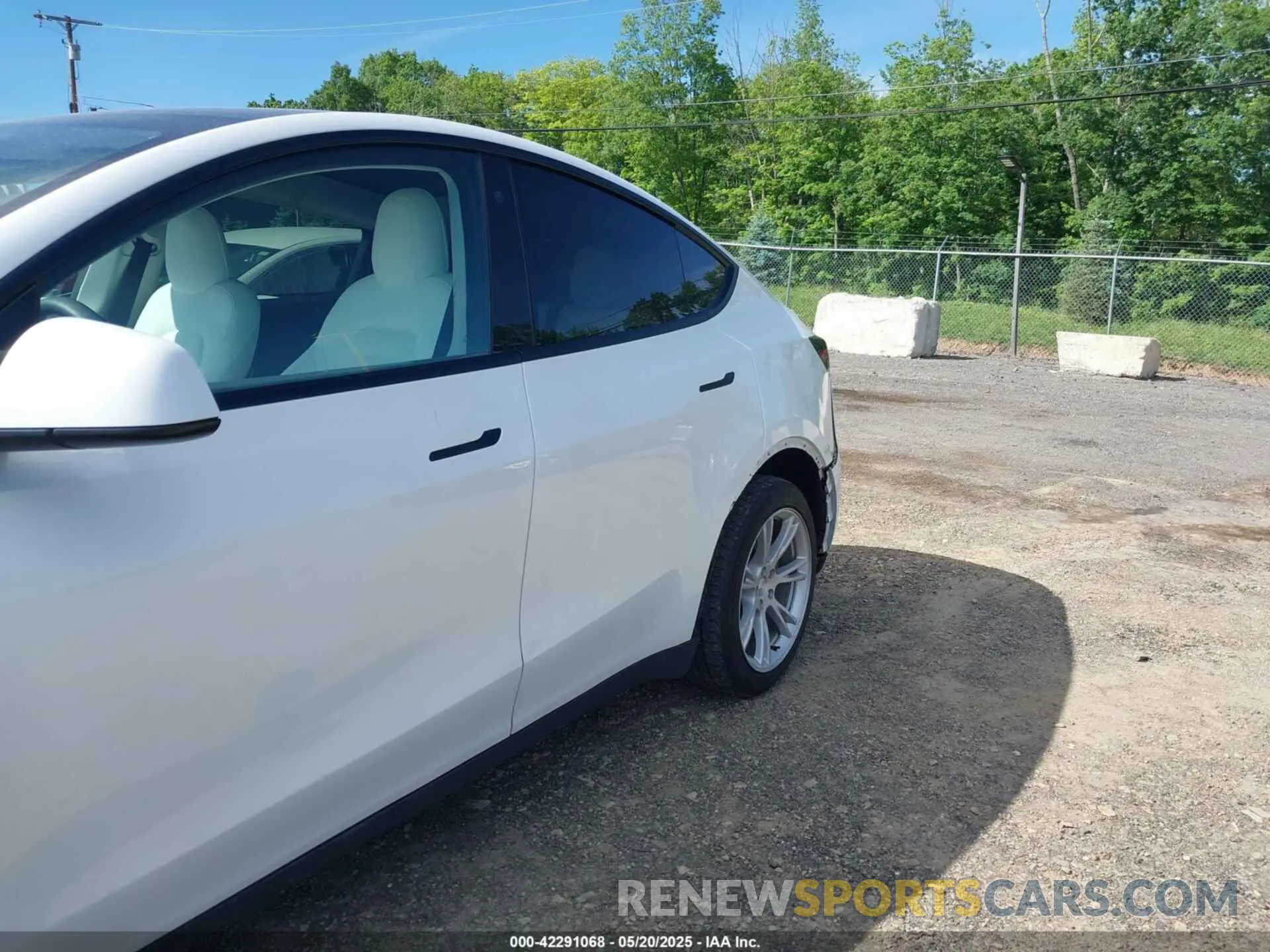 20 Photograph of a damaged car 7SAYGDEE8PF591817 TESLA MODEL Y 2023