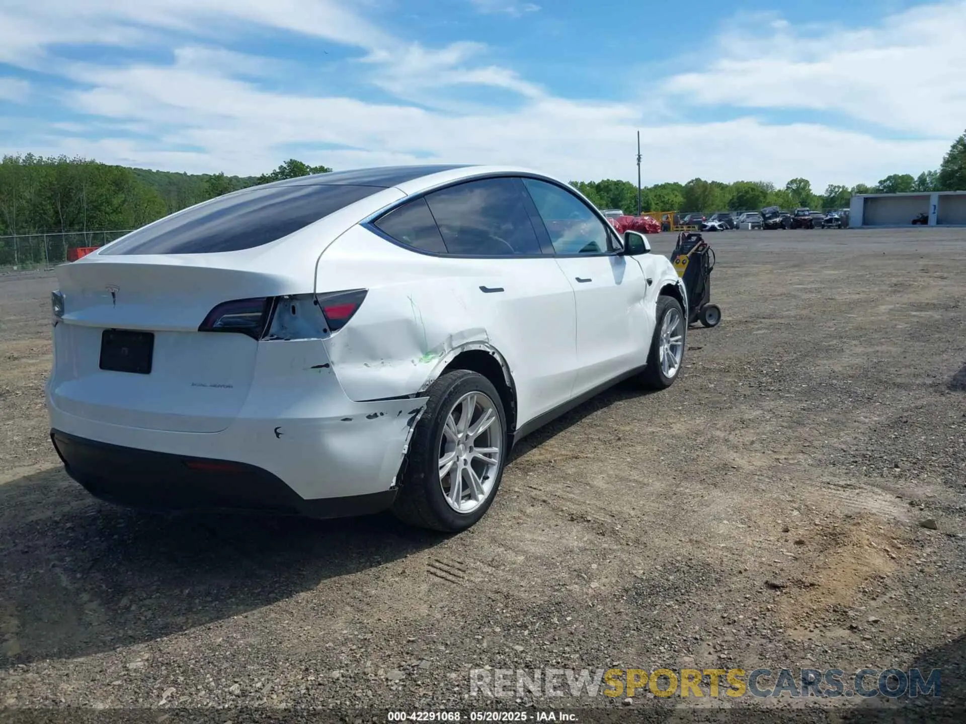 4 Photograph of a damaged car 7SAYGDEE8PF591817 TESLA MODEL Y 2023