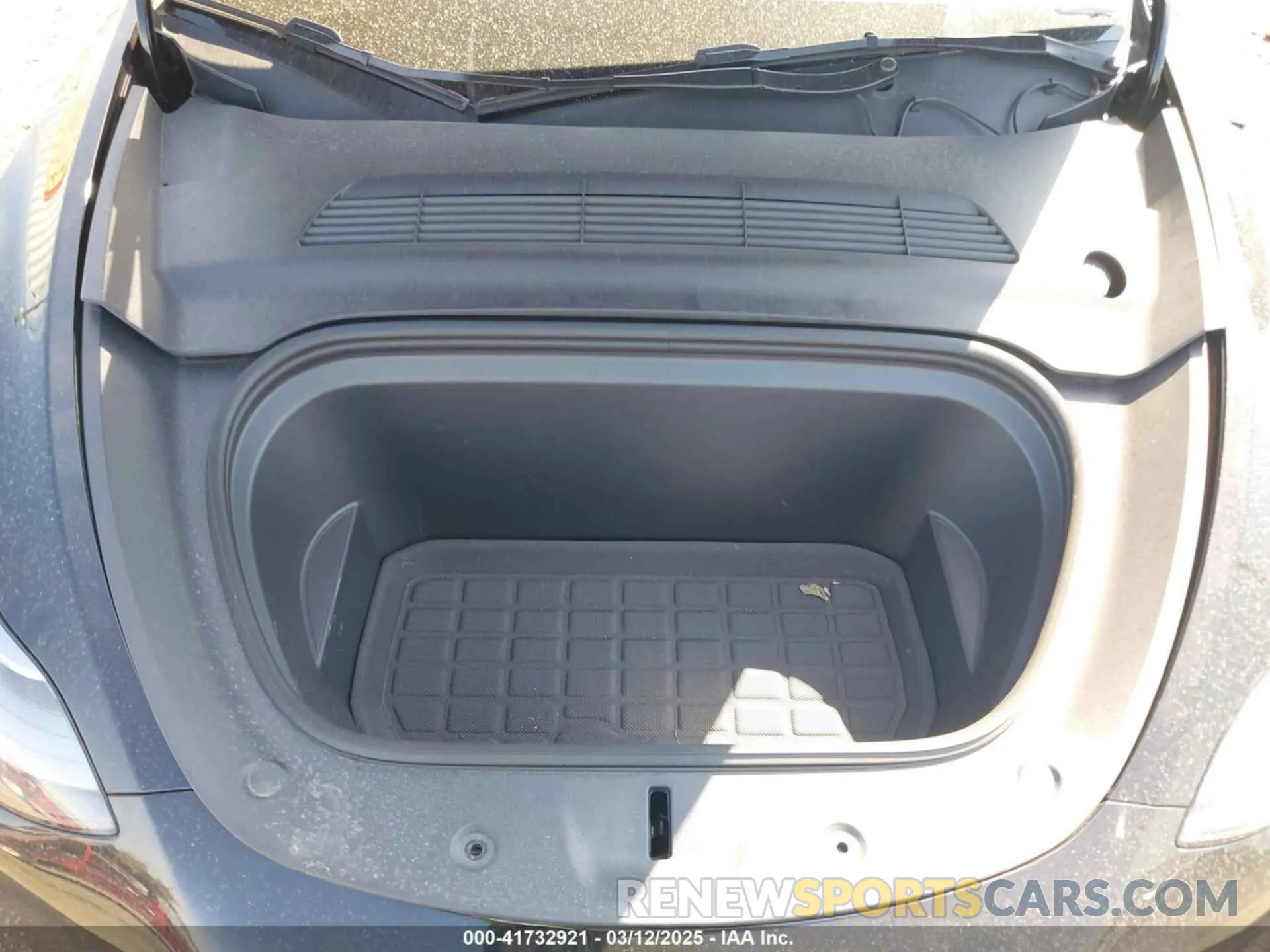 10 Photograph of a damaged car 7SAYGDEE8PF638859 TESLA MODEL Y 2023