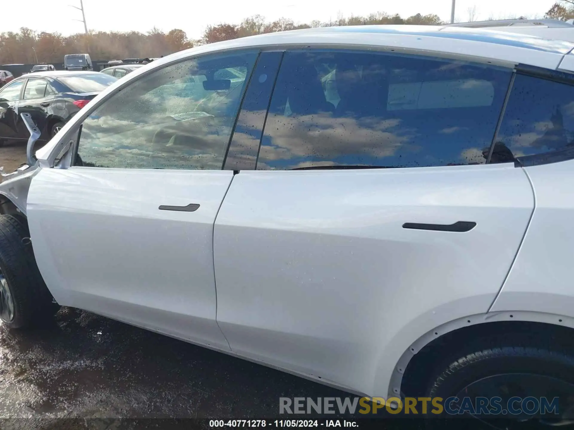 14 Photograph of a damaged car 7SAYGDEE8PF692744 TESLA MODEL Y 2023
