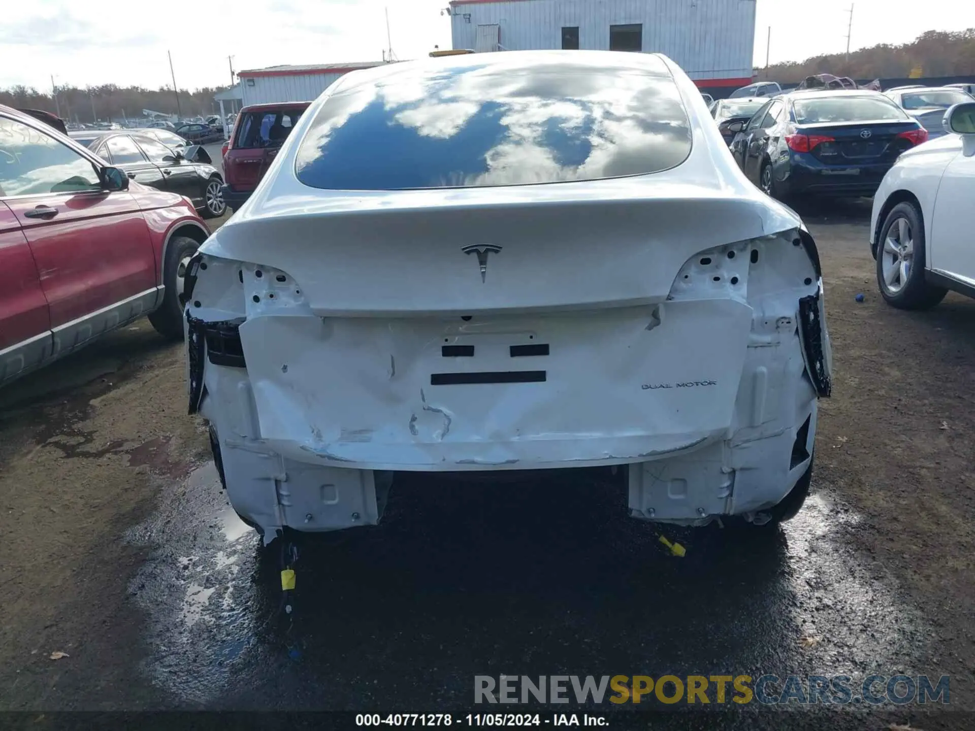 16 Photograph of a damaged car 7SAYGDEE8PF692744 TESLA MODEL Y 2023