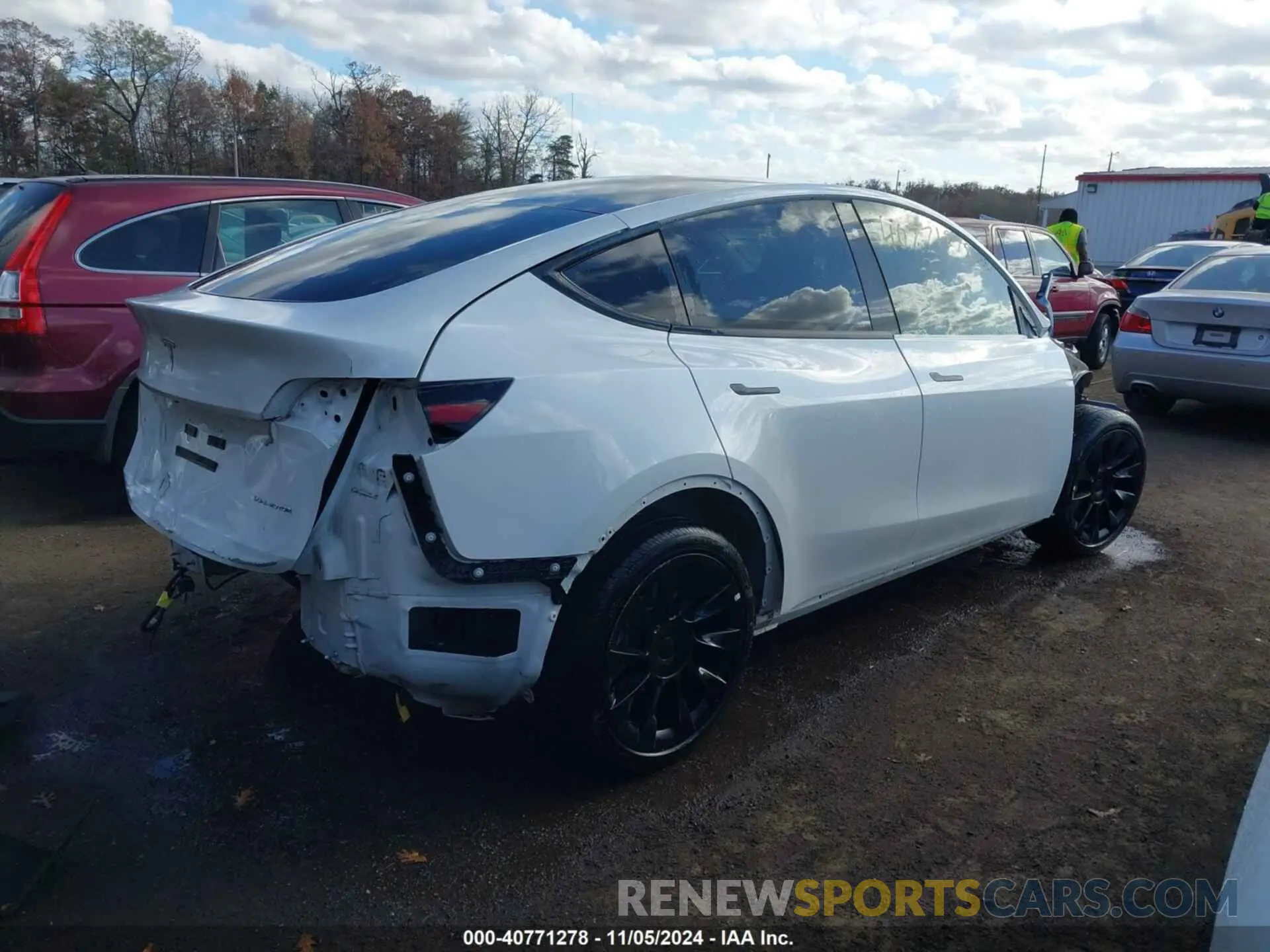 4 Photograph of a damaged car 7SAYGDEE8PF692744 TESLA MODEL Y 2023