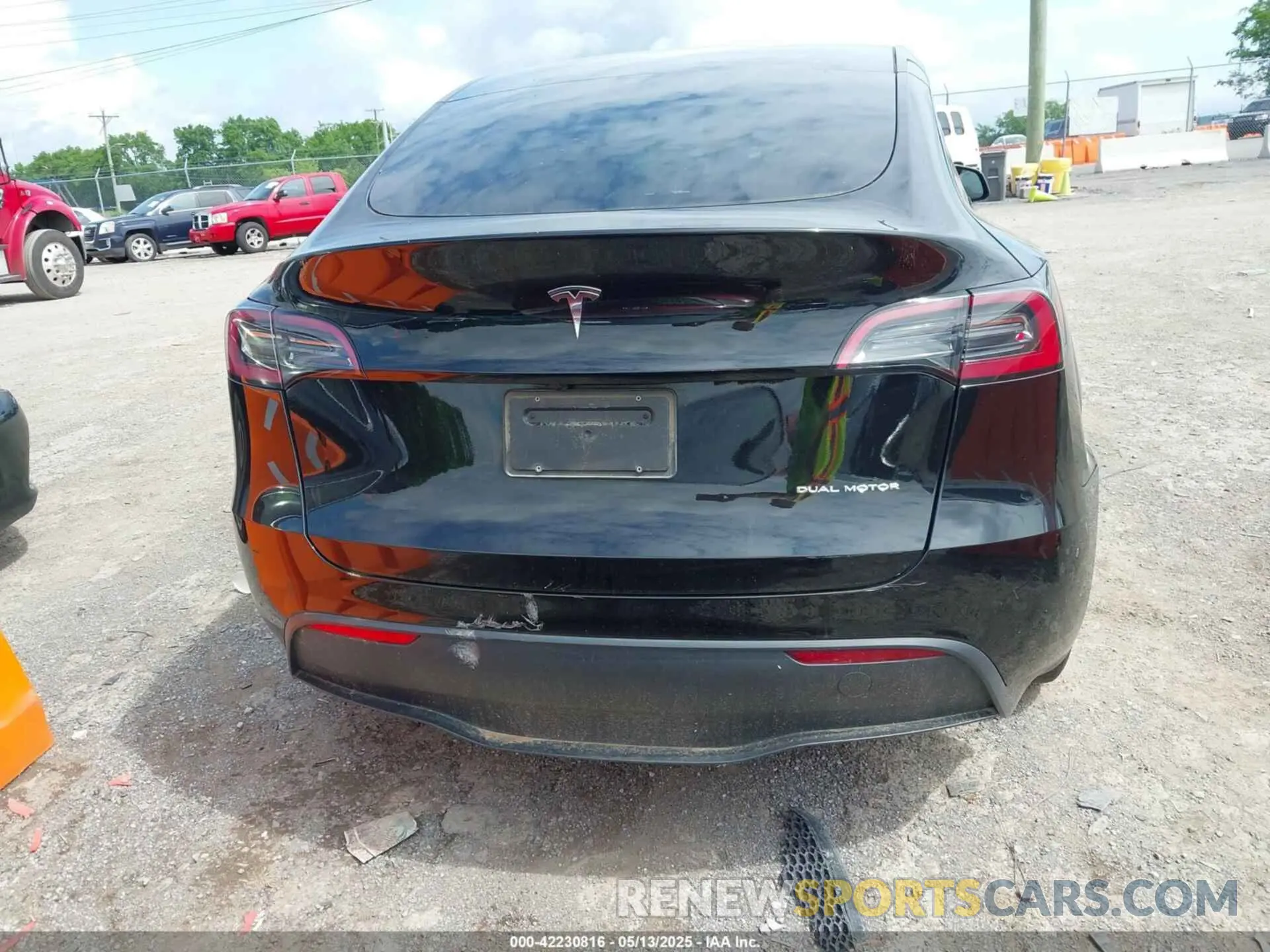 16 Photograph of a damaged car 7SAYGDEE8PF919057 TESLA MODEL Y 2023