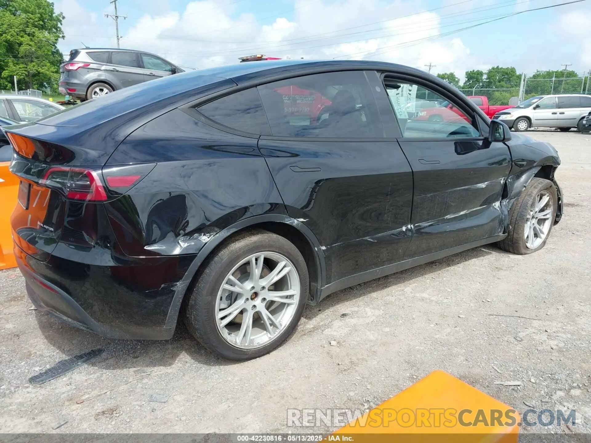 4 Photograph of a damaged car 7SAYGDEE8PF919057 TESLA MODEL Y 2023