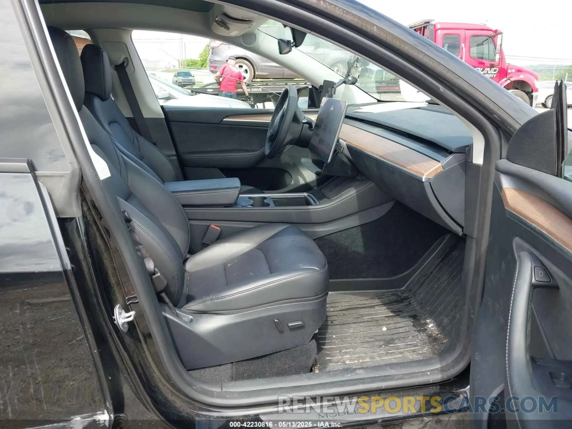 5 Photograph of a damaged car 7SAYGDEE8PF919057 TESLA MODEL Y 2023