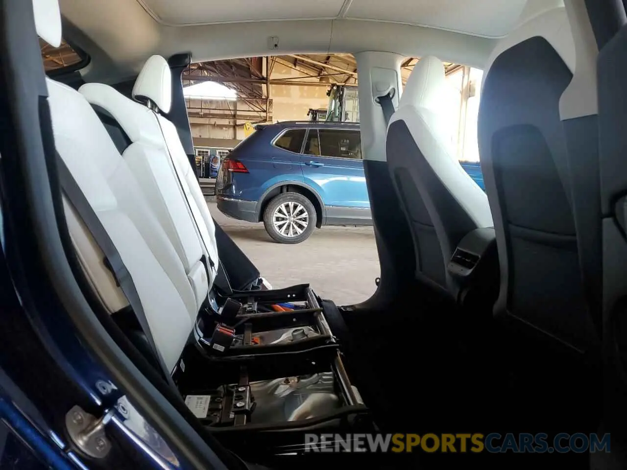 10 Photograph of a damaged car 7SAYGDEE8PF936358 TESLA MODEL Y 2023