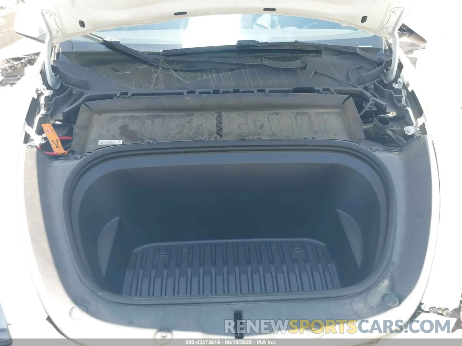 10 Photograph of a damaged car 7SAYGDEE9PF598470 TESLA MODEL Y 2023