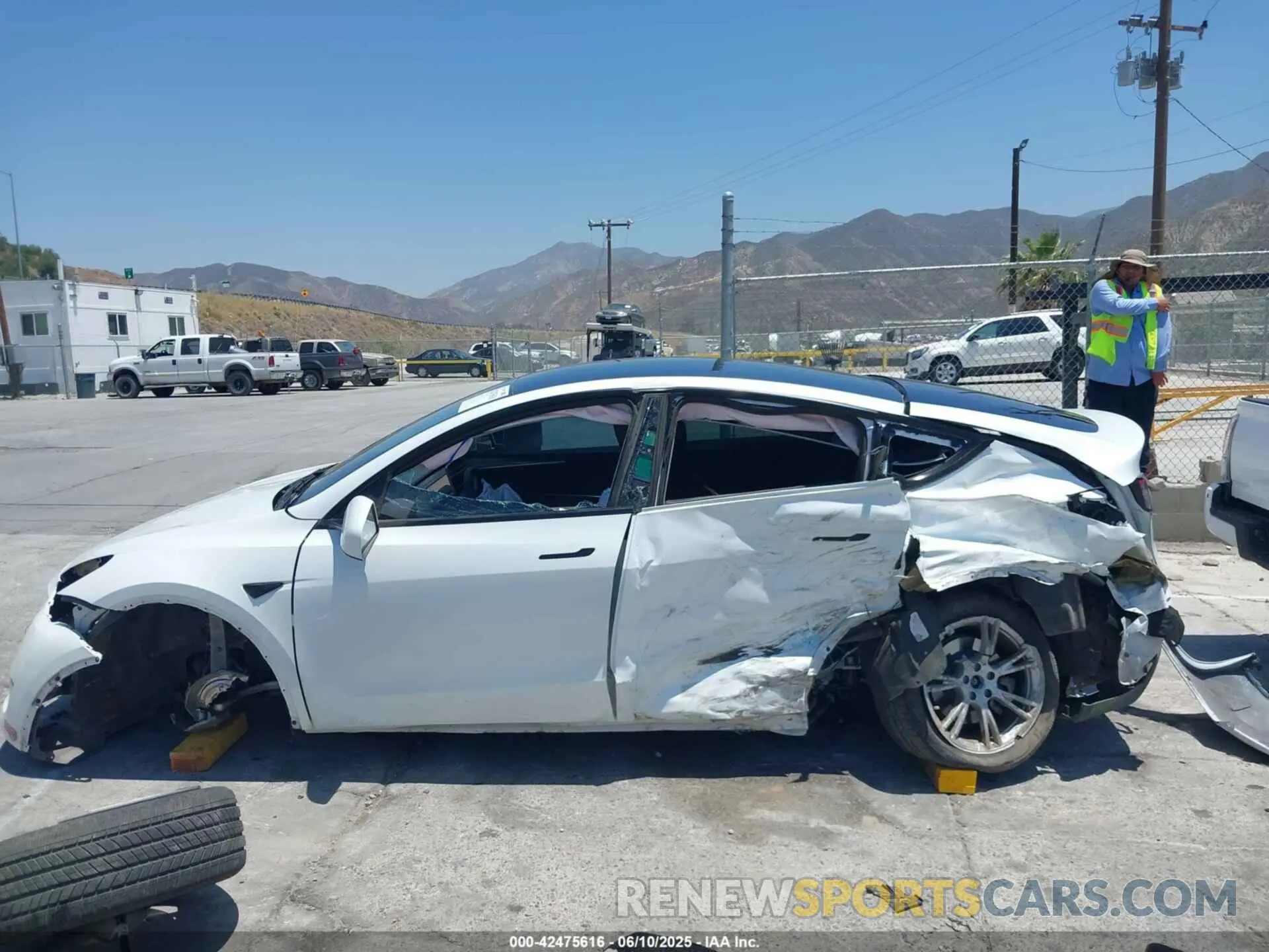 14 Photograph of a damaged car 7SAYGDEE9PF598470 TESLA MODEL Y 2023