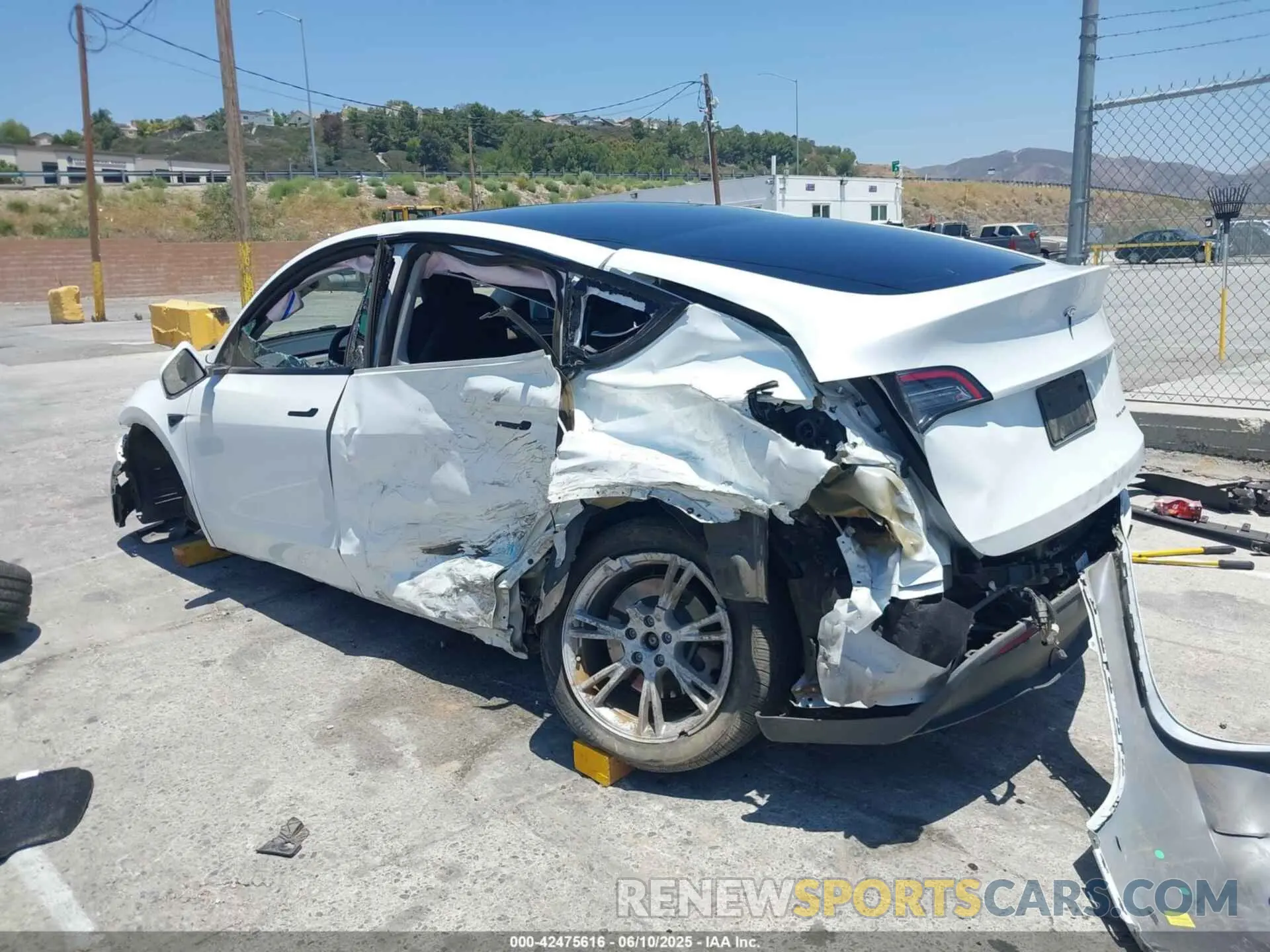 3 Photograph of a damaged car 7SAYGDEE9PF598470 TESLA MODEL Y 2023