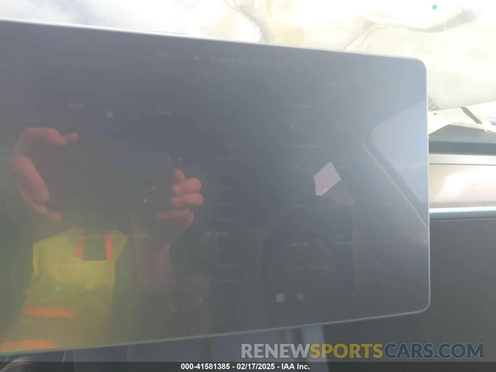 17 Photograph of a damaged car 7SAYGDEE9PF662720 TESLA MODEL Y 2023
