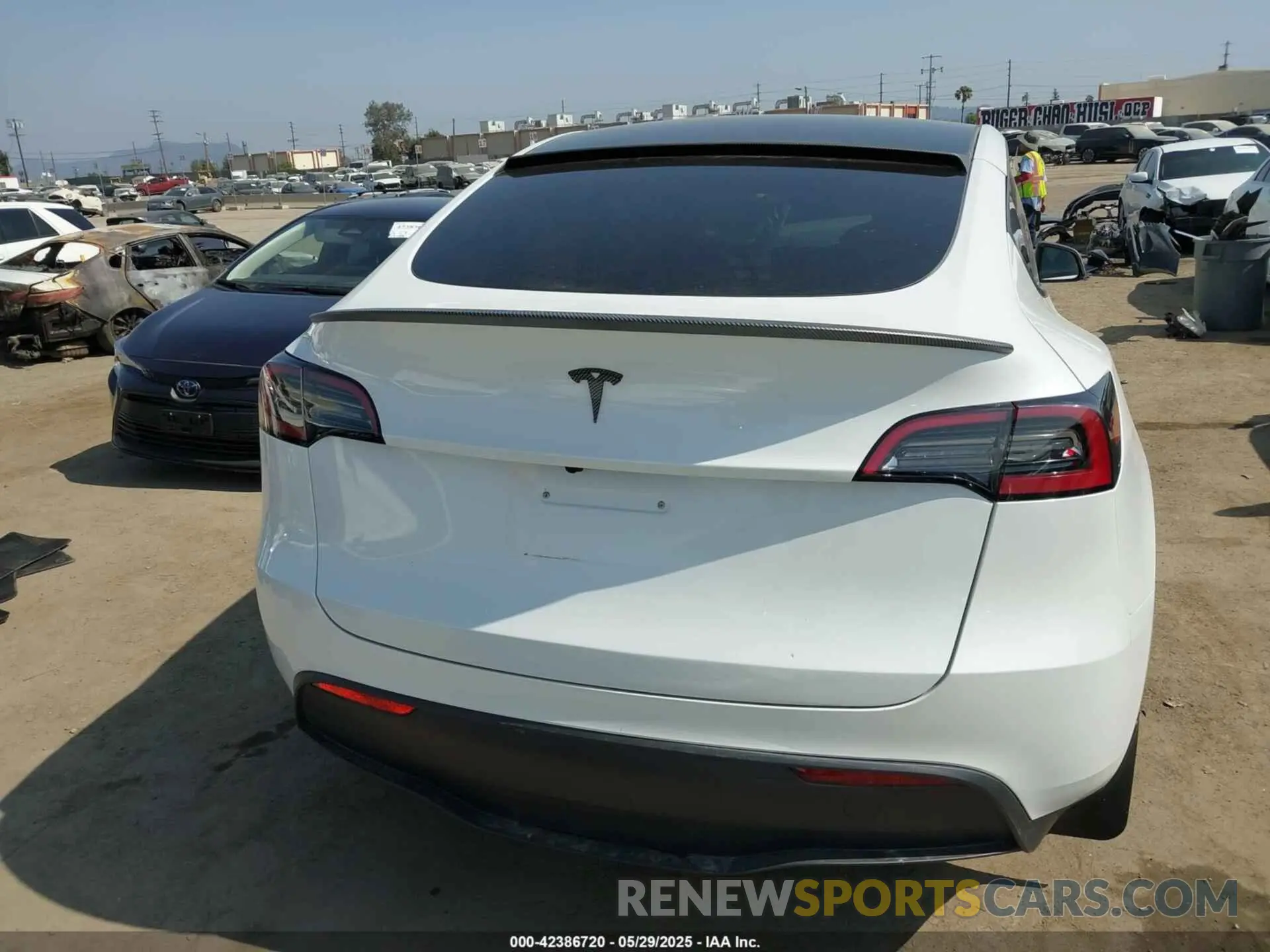 16 Photograph of a damaged car 7SAYGDEE9PF887283 TESLA MODEL Y 2023