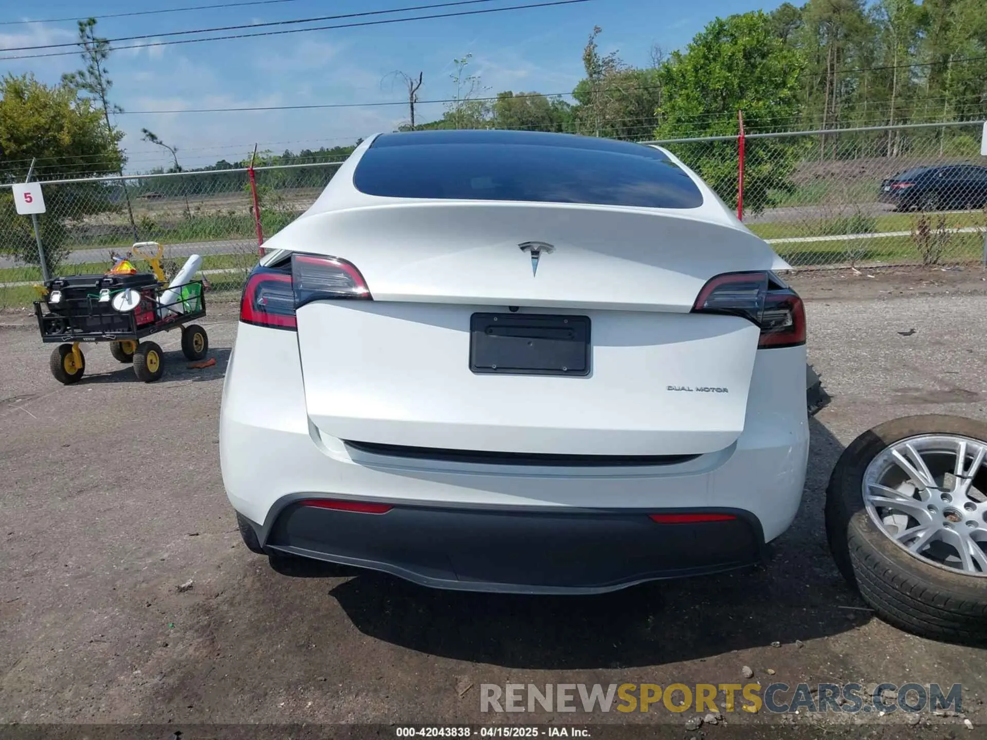 17 Photograph of a damaged car 7SAYGDEEXPA093759 TESLA MODEL Y 2023