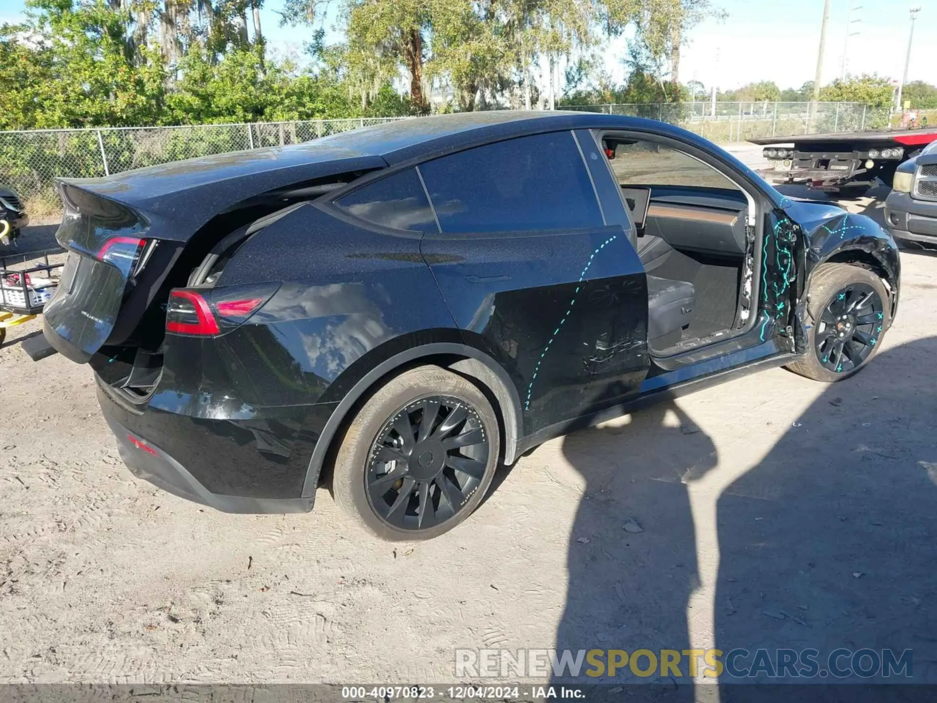 4 Photograph of a damaged car 7SAYGDEEXPA157184 TESLA MODEL Y 2023