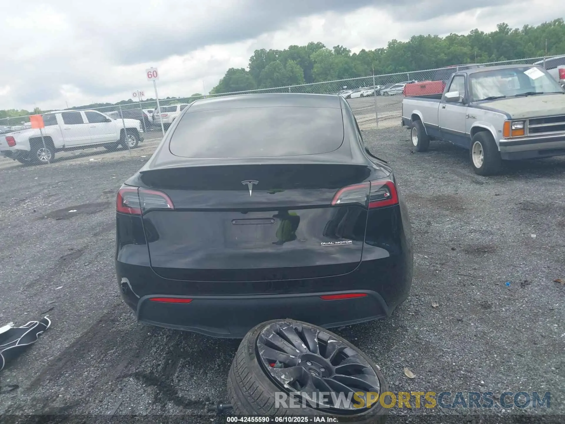 16 Photograph of a damaged car 7SAYGDEF1PF940941 TESLA MODEL Y 2023