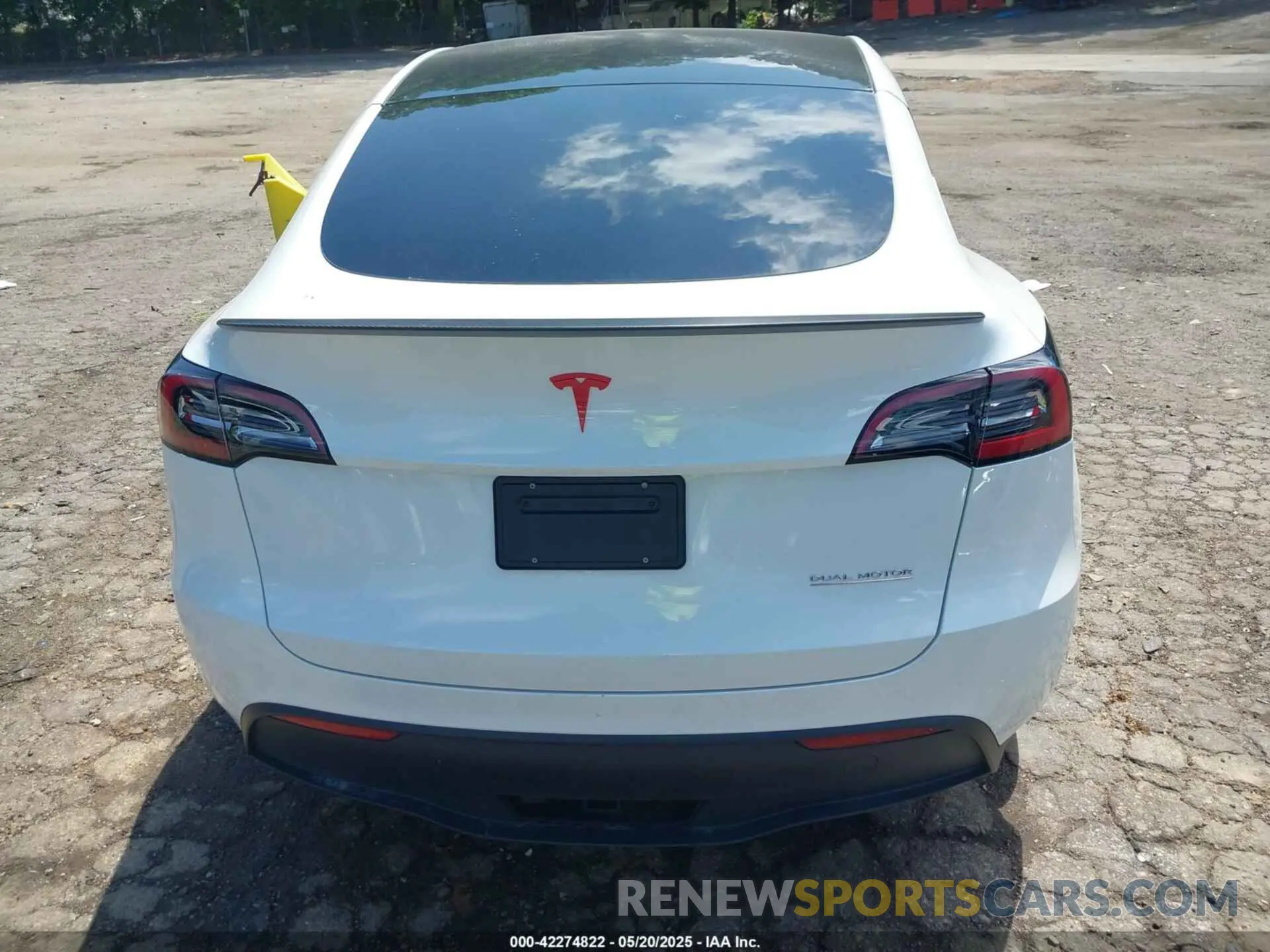 16 Photograph of a damaged car 7SAYGDEF2PF707151 TESLA MODEL Y 2023