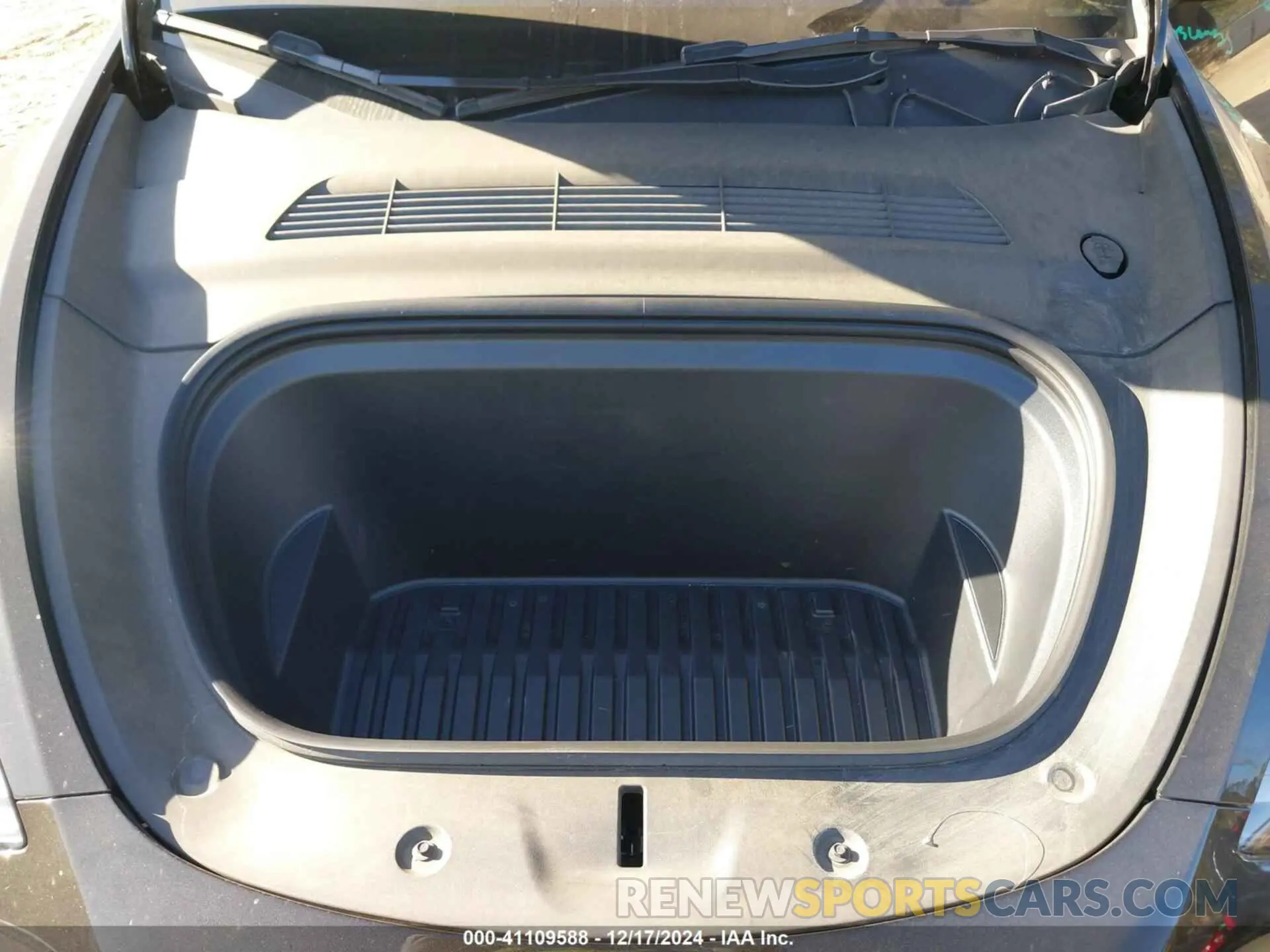 10 Photograph of a damaged car 7SAYGDEF4PF880220 TESLA MODEL Y 2023