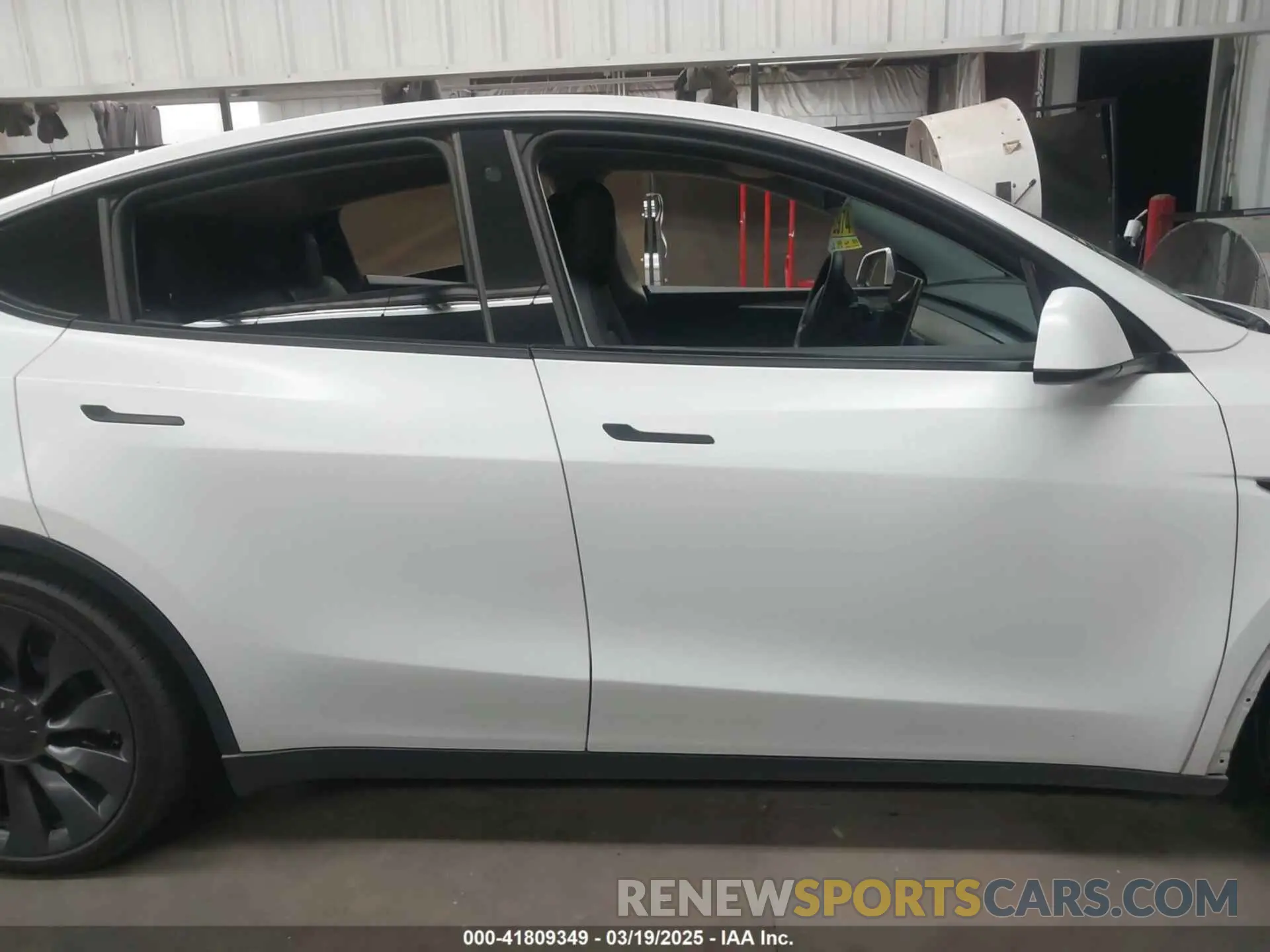 14 Photograph of a damaged car 7SAYGDEF5PF665560 TESLA MODEL Y 2023