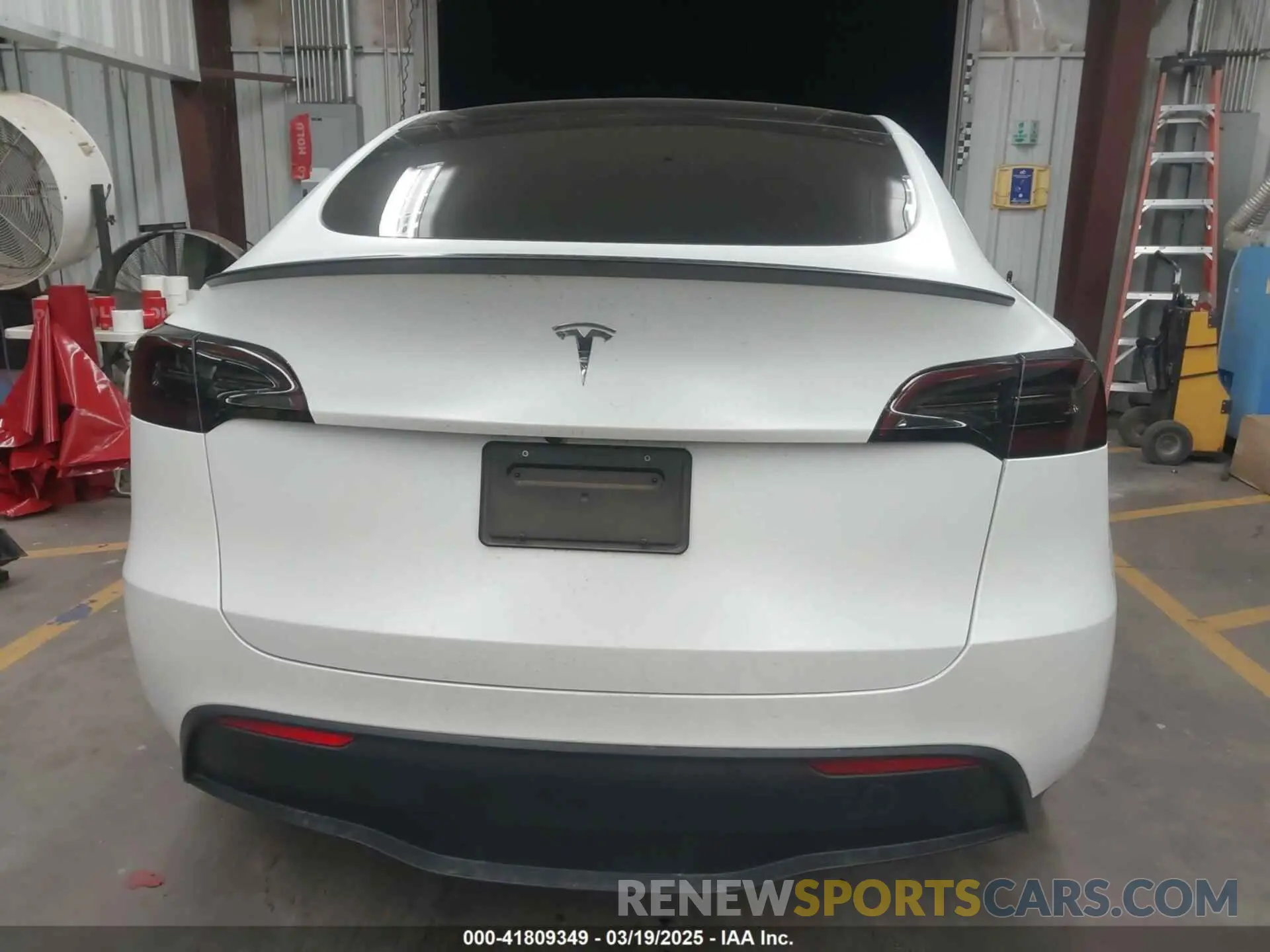 17 Photograph of a damaged car 7SAYGDEF5PF665560 TESLA MODEL Y 2023