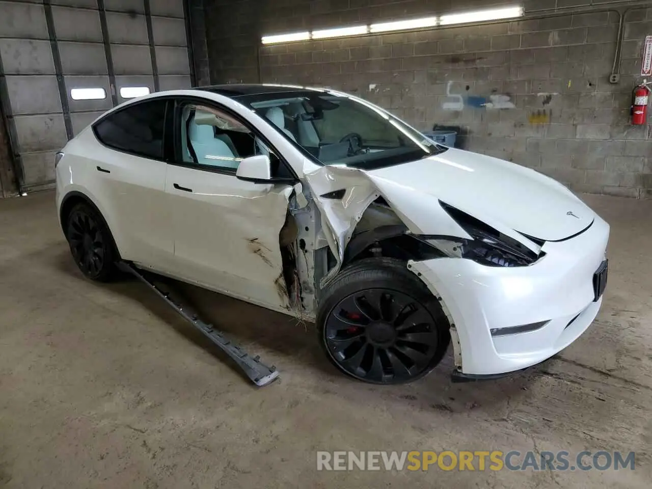4 Photograph of a damaged car 7SAYGDEF6PF798103 TESLA MODEL Y 2023