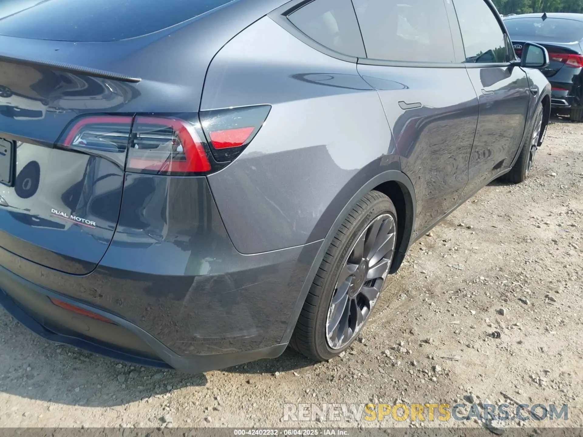 19 Photograph of a damaged car 7SAYGDEF6PF872801 TESLA MODEL Y 2023