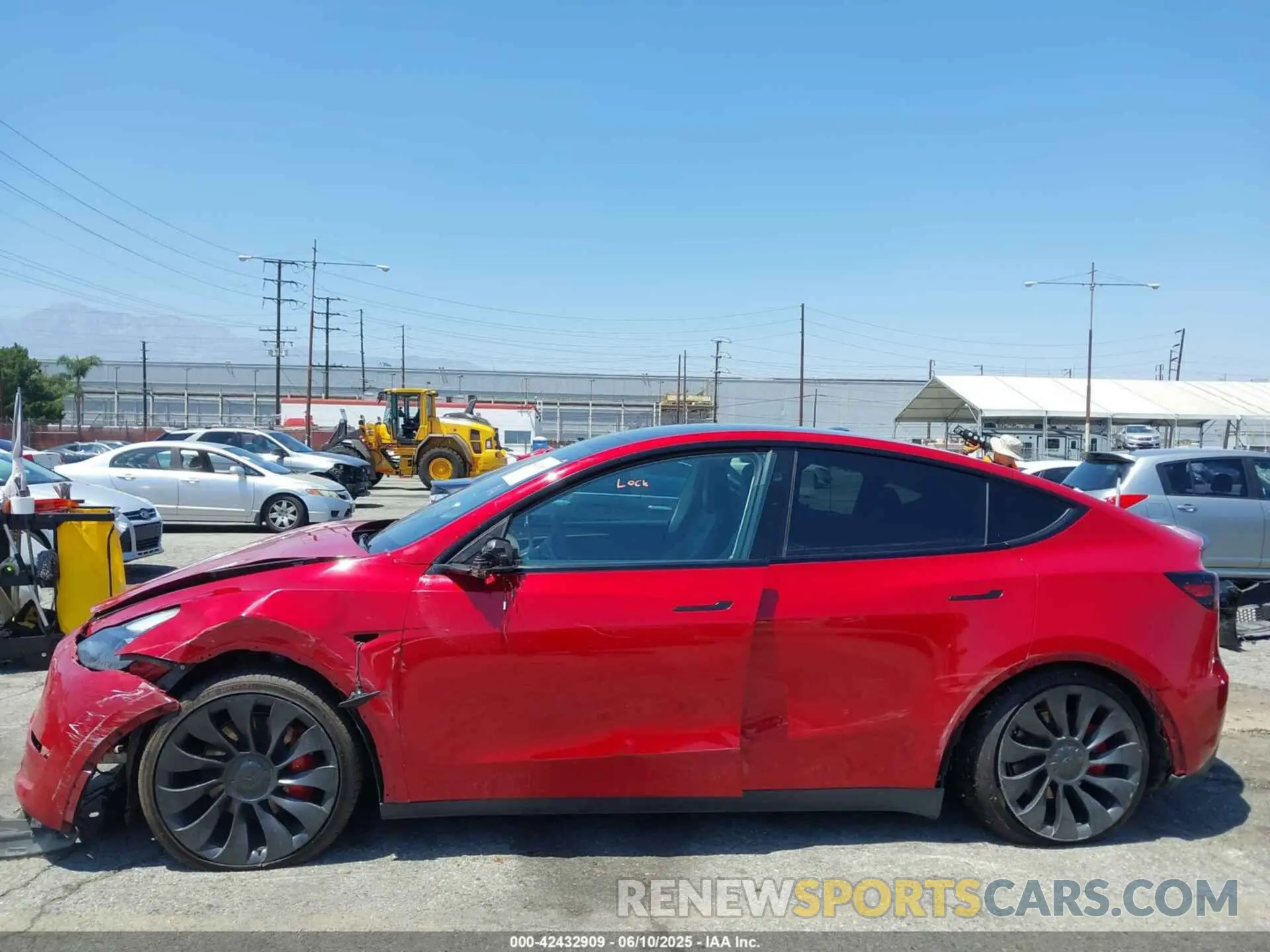 19 Photograph of a damaged car 7SAYGDEF6PF884673 TESLA MODEL Y 2023