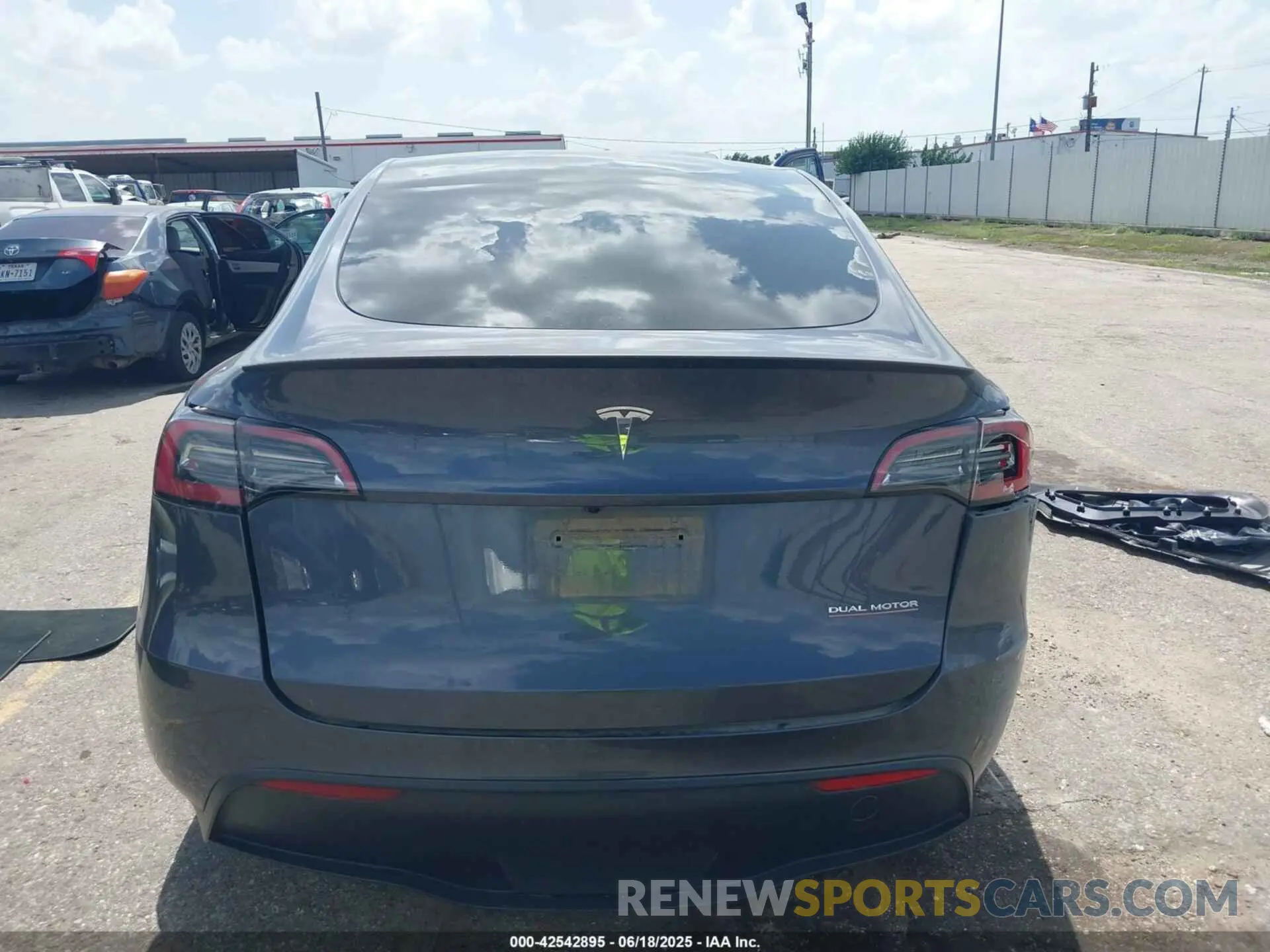 15 Photograph of a damaged car 7SAYGDEF9PF940492 TESLA MODEL Y 2023