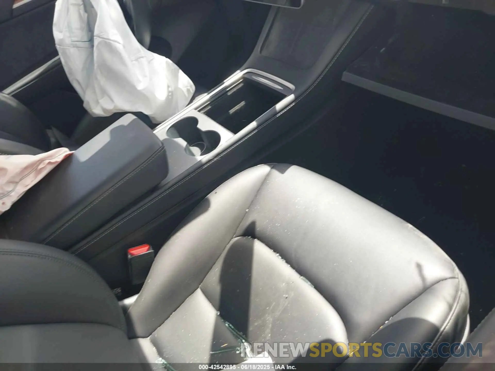 5 Photograph of a damaged car 7SAYGDEF9PF940492 TESLA MODEL Y 2023