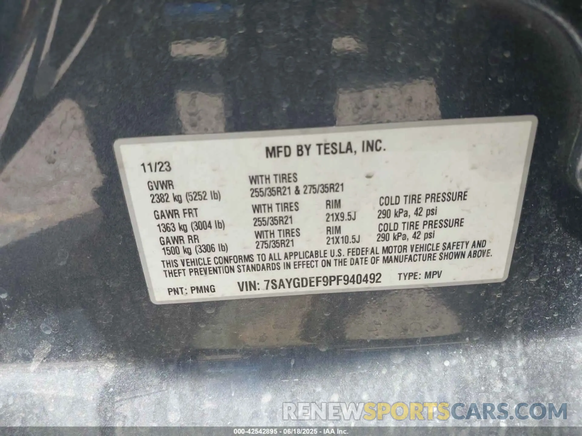 9 Photograph of a damaged car 7SAYGDEF9PF940492 TESLA MODEL Y 2023