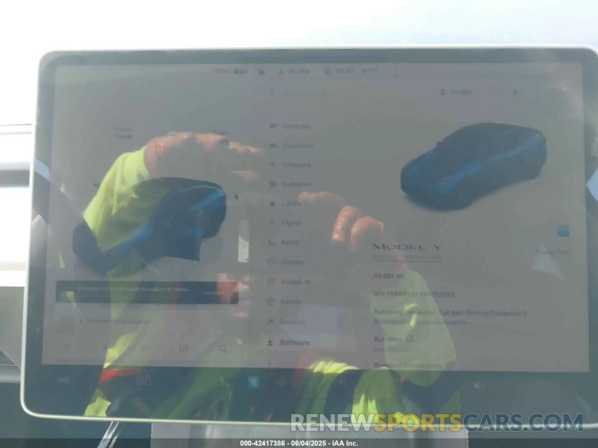 18 Photograph of a damaged car 7SAYGDEFXPF712033 TESLA MODEL Y 2023