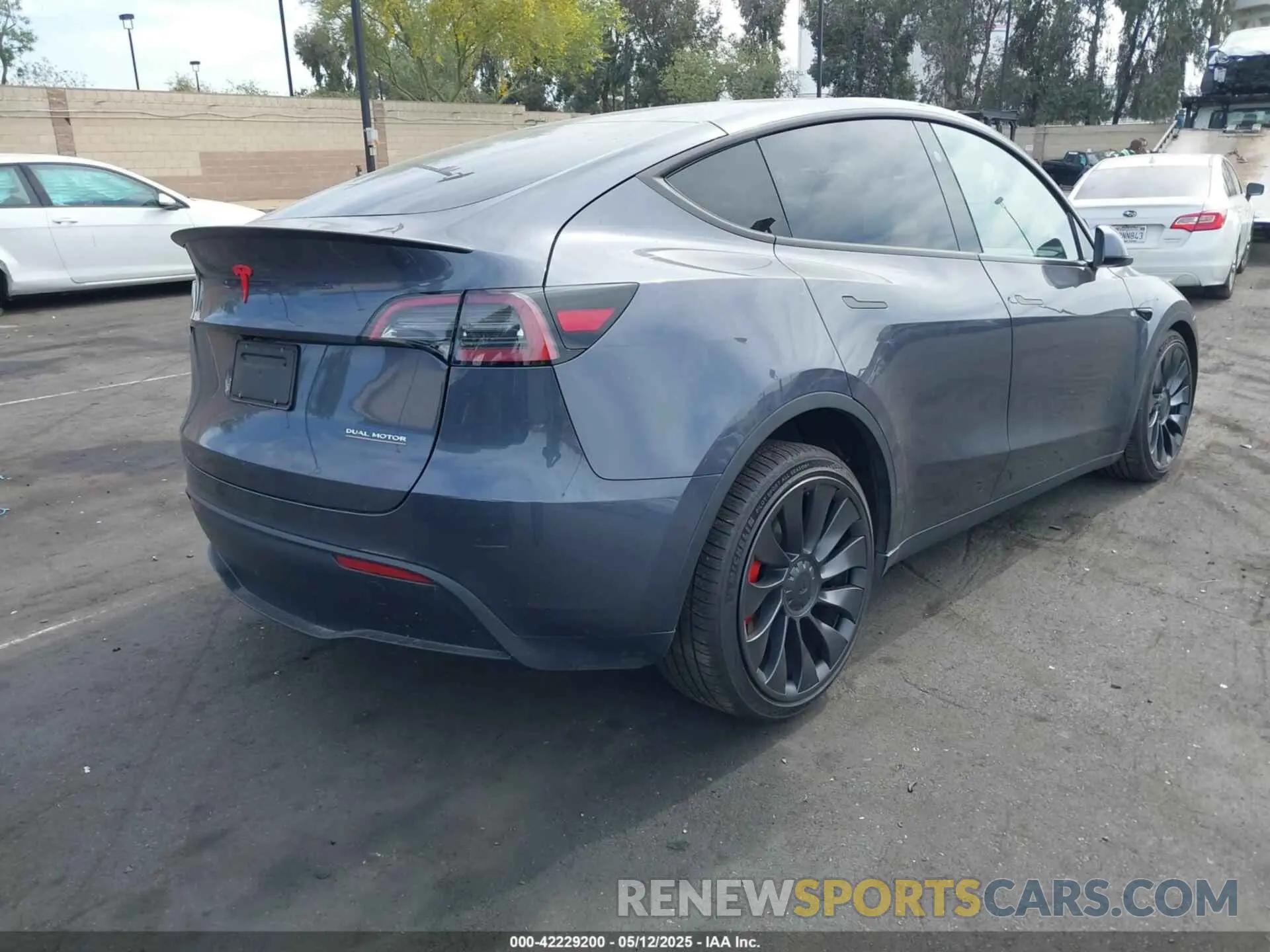 4 Photograph of a damaged car 7SAYGDEFXPF897975 TESLA MODEL Y 2023
