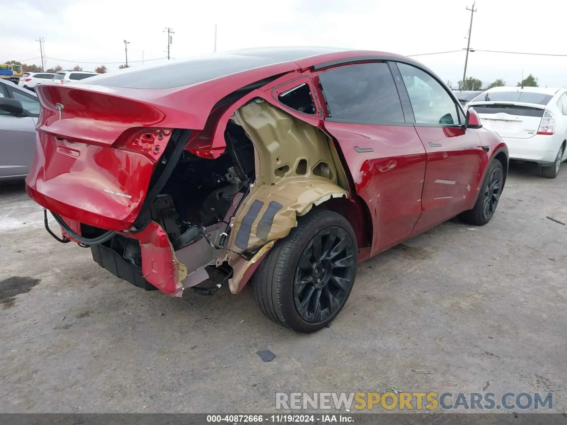 4 Photograph of a damaged car 7SAYGAEE0RF017553 TESLA MODEL Y 2024