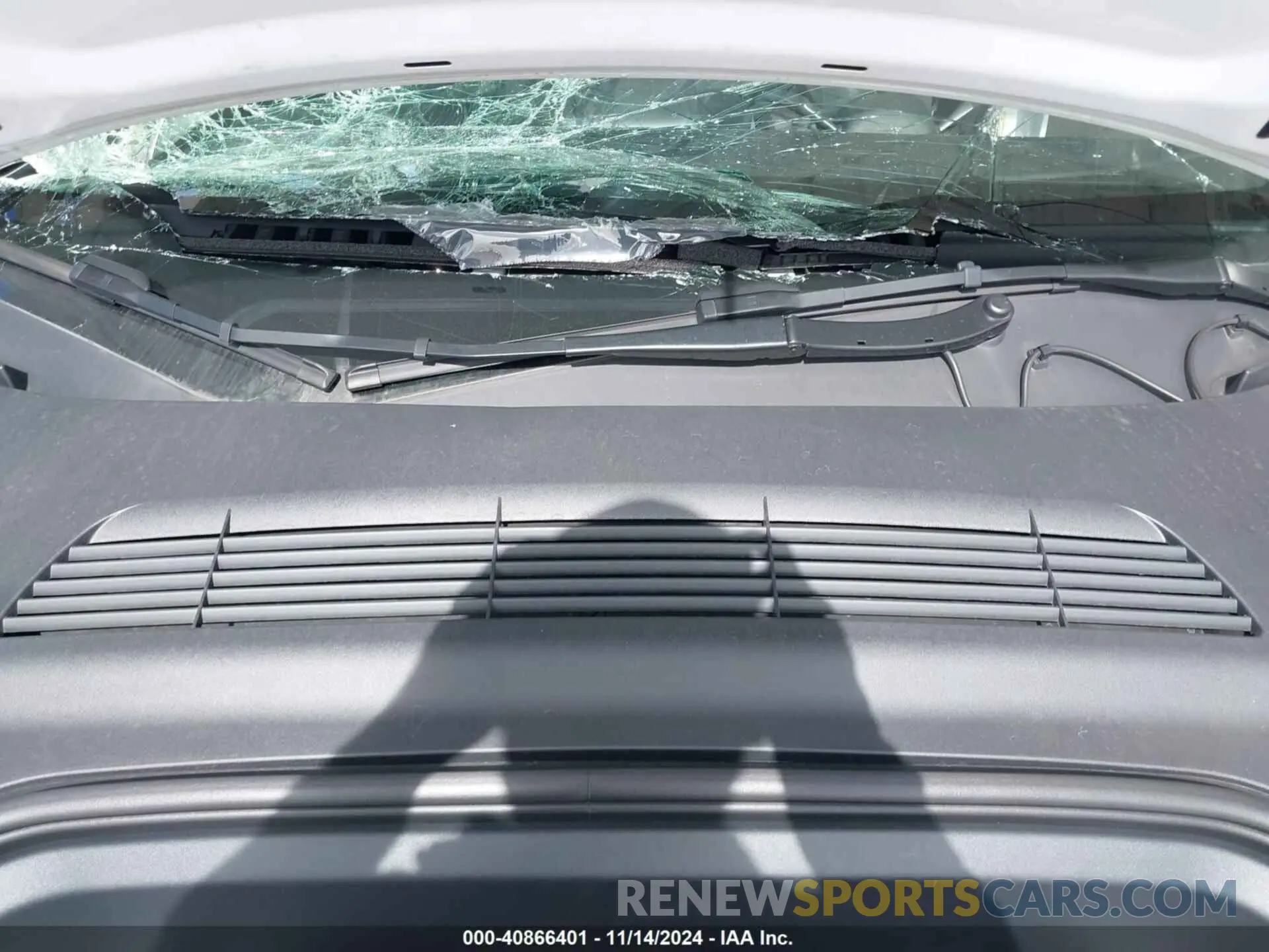 10 Photograph of a damaged car 7SAYGAEE0RF100657 TESLA MODEL Y 2024