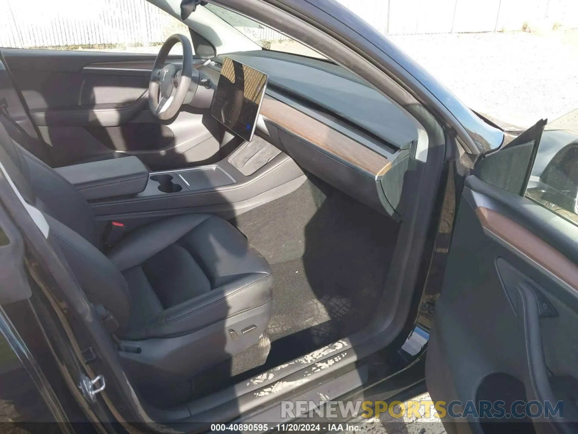 5 Photograph of a damaged car 7SAYGAEE1RF113790 TESLA MODEL Y 2024
