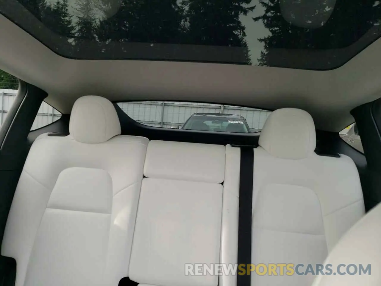 10 Photograph of a damaged car 7SAYGAEE1RF190241 TESLA MODEL Y 2024