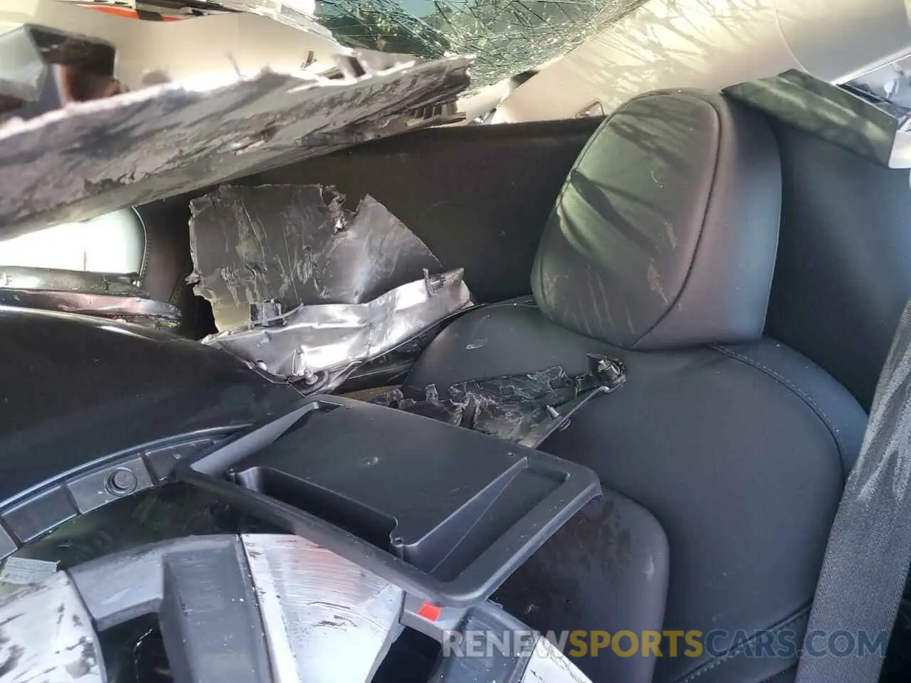 10 Photograph of a damaged car 7SAYGAEE2RF027291 TESLA MODEL Y 2024