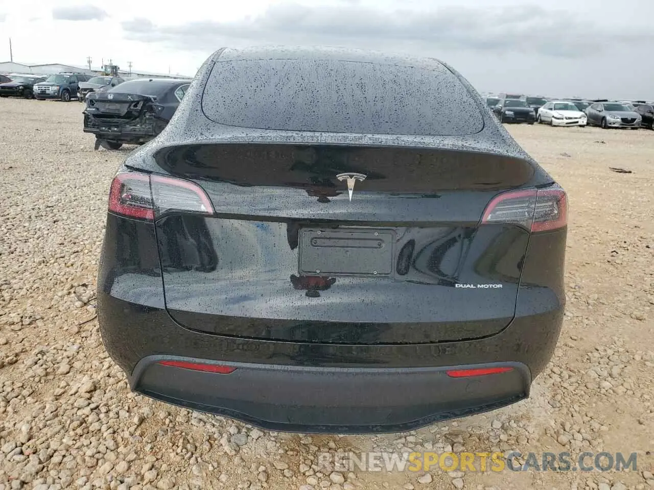6 Photograph of a damaged car 7SAYGAEE4RF064035 TESLA MODEL Y 2024