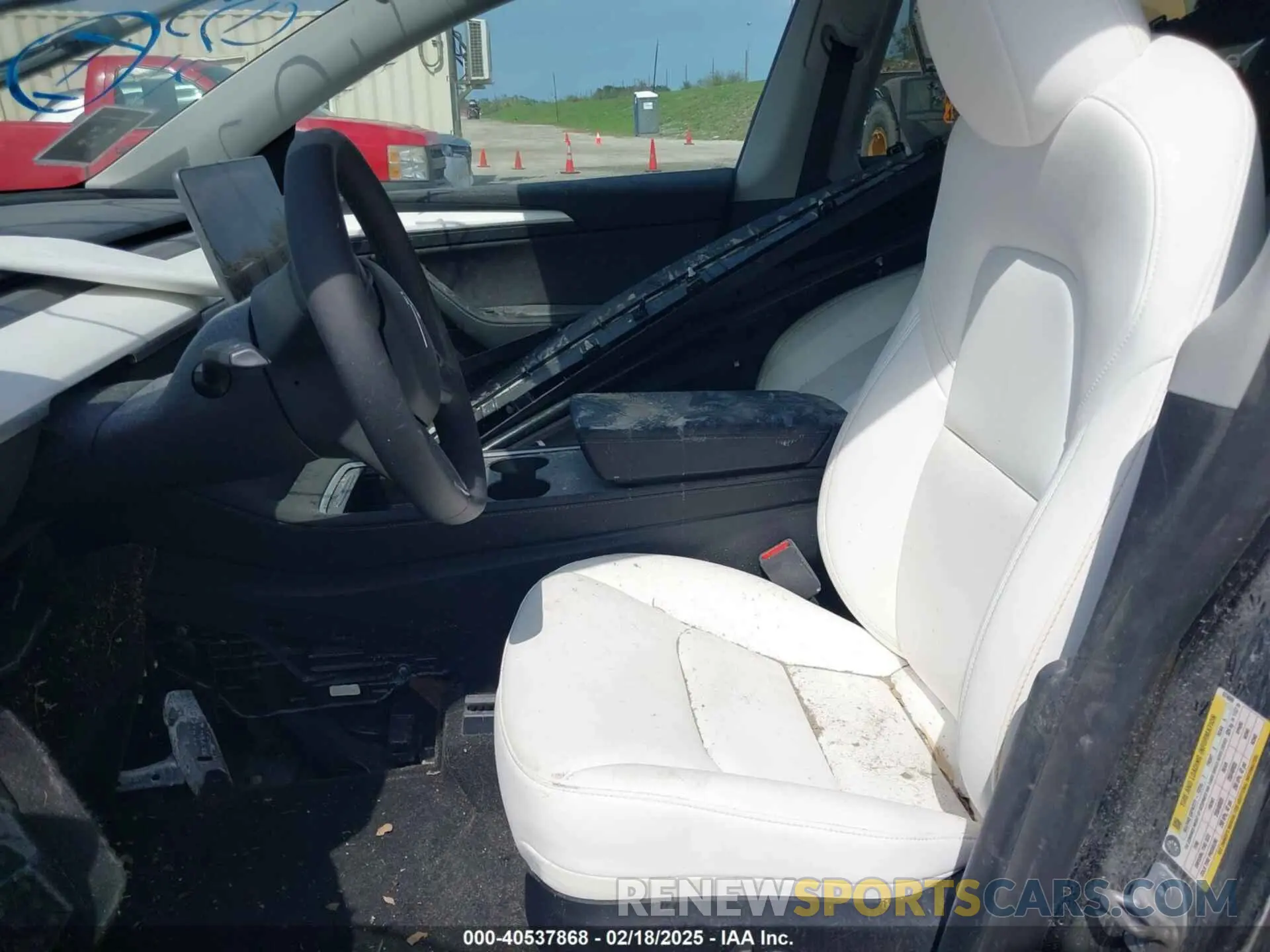 5 Photograph of a damaged car 7SAYGAEE5RF074699 TESLA MODEL Y 2024